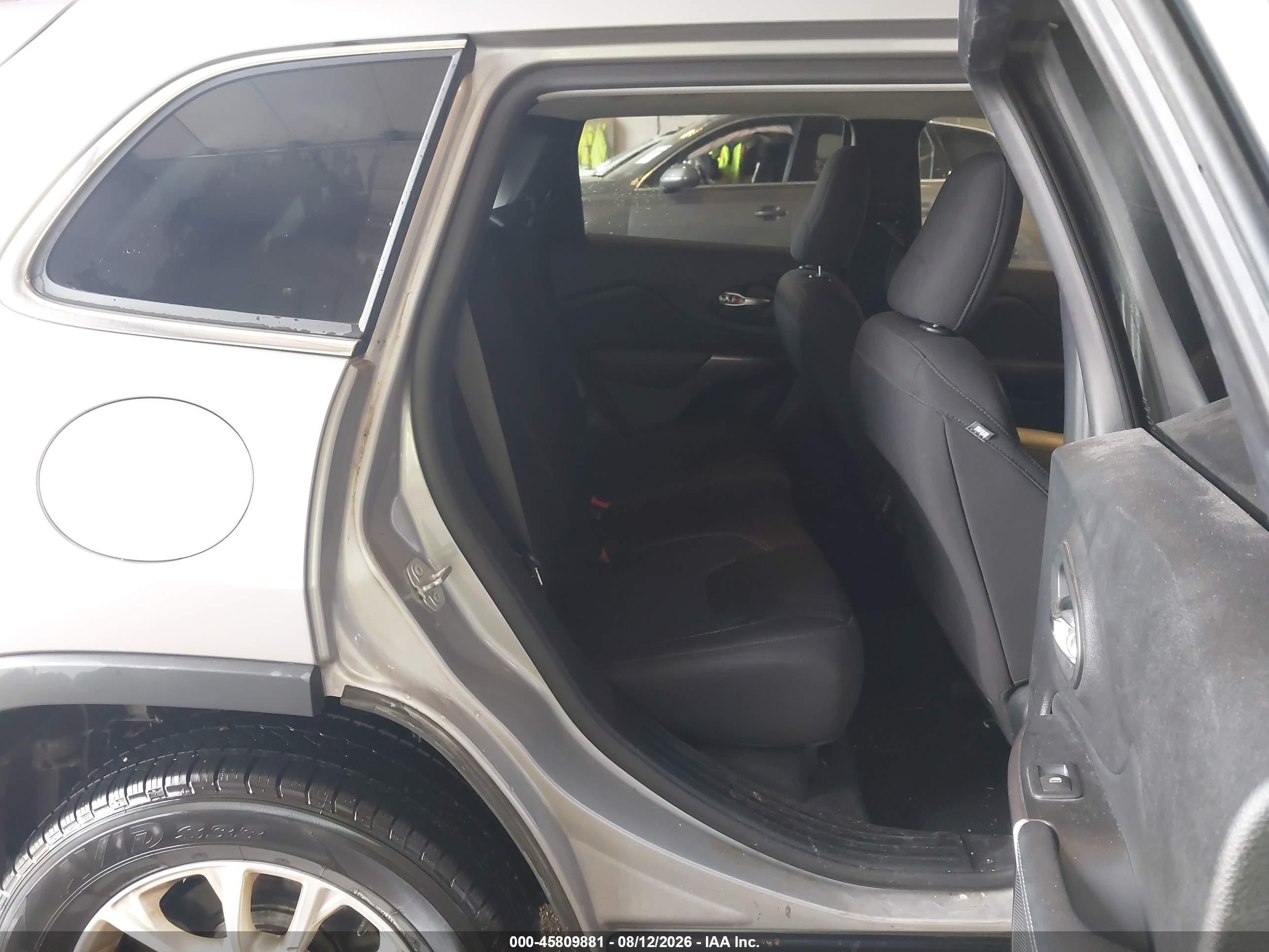 2019 Jeep Cherokee Latitude 4x4 Silver vin: 1C4PJMCB2KD444945