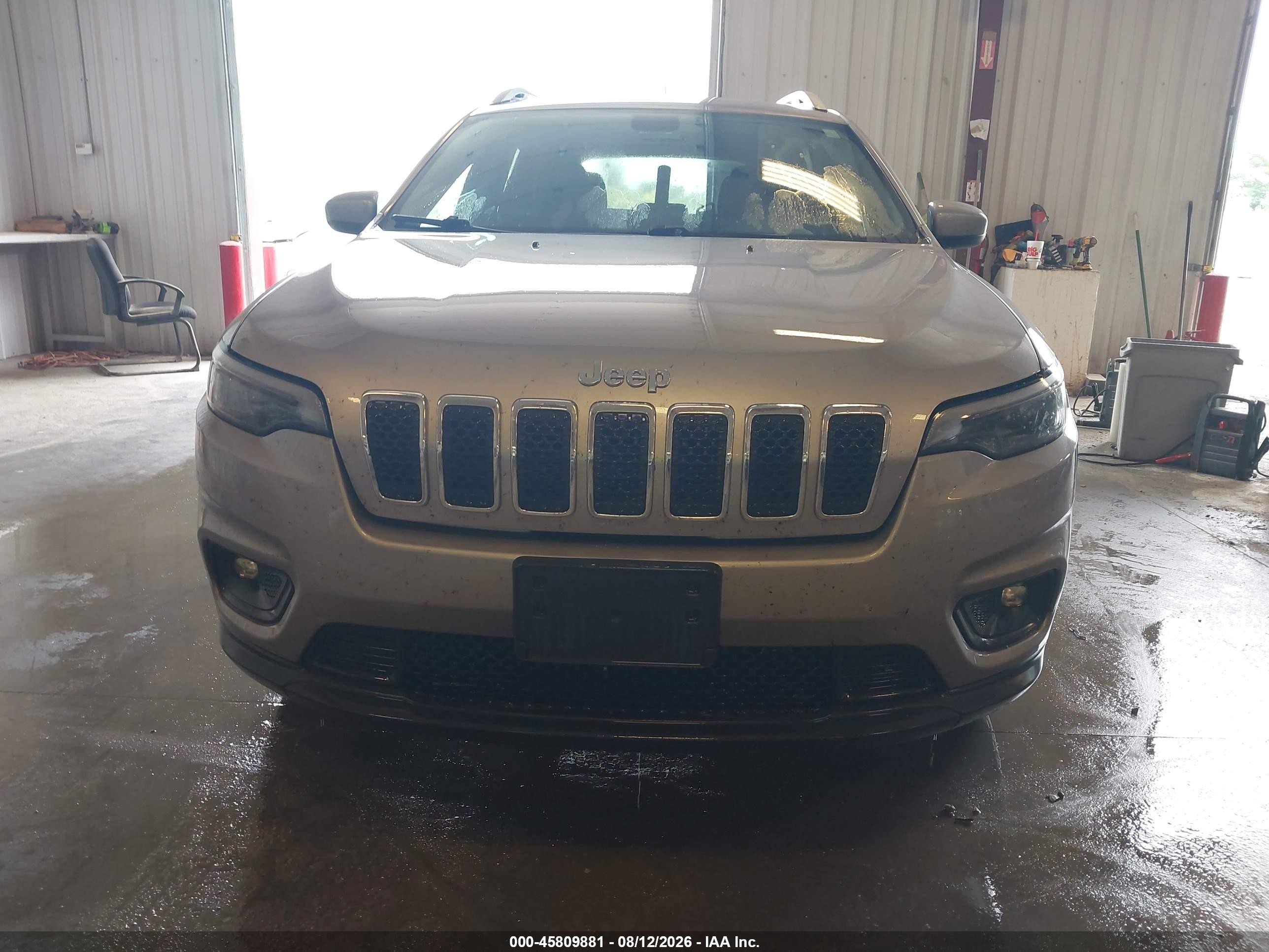 2019 Jeep Cherokee Latitude 4x4 Silver vin: 1C4PJMCB2KD444945