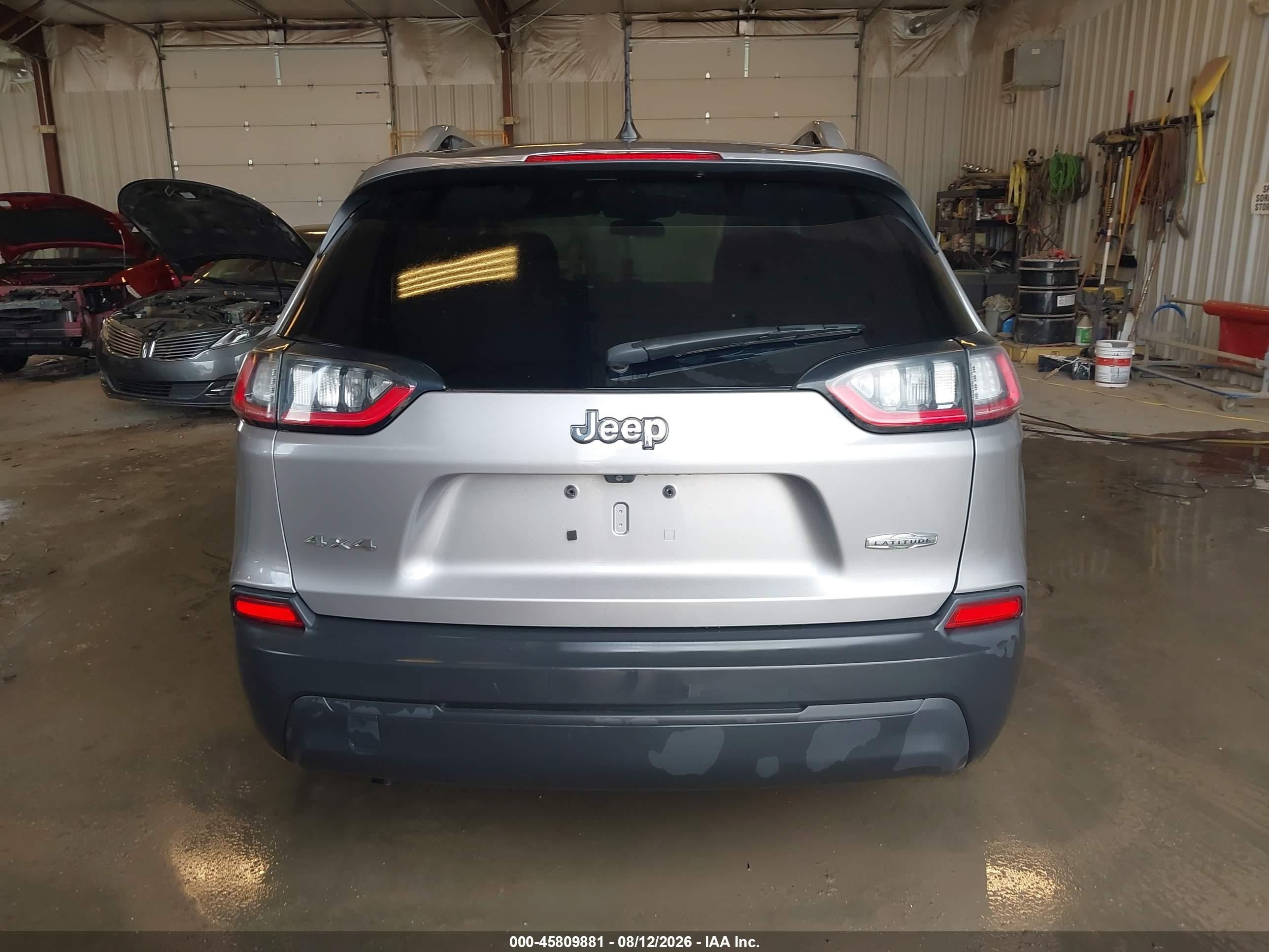 2019 Jeep Cherokee Latitude 4x4 Silver vin: 1C4PJMCB2KD444945