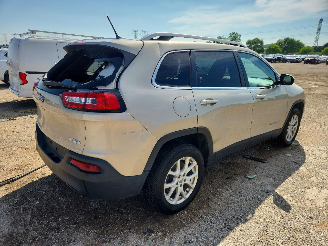 2015 Jeep Cherokee Latitude Бежевый vin: 1C4PJMCB3FW651645