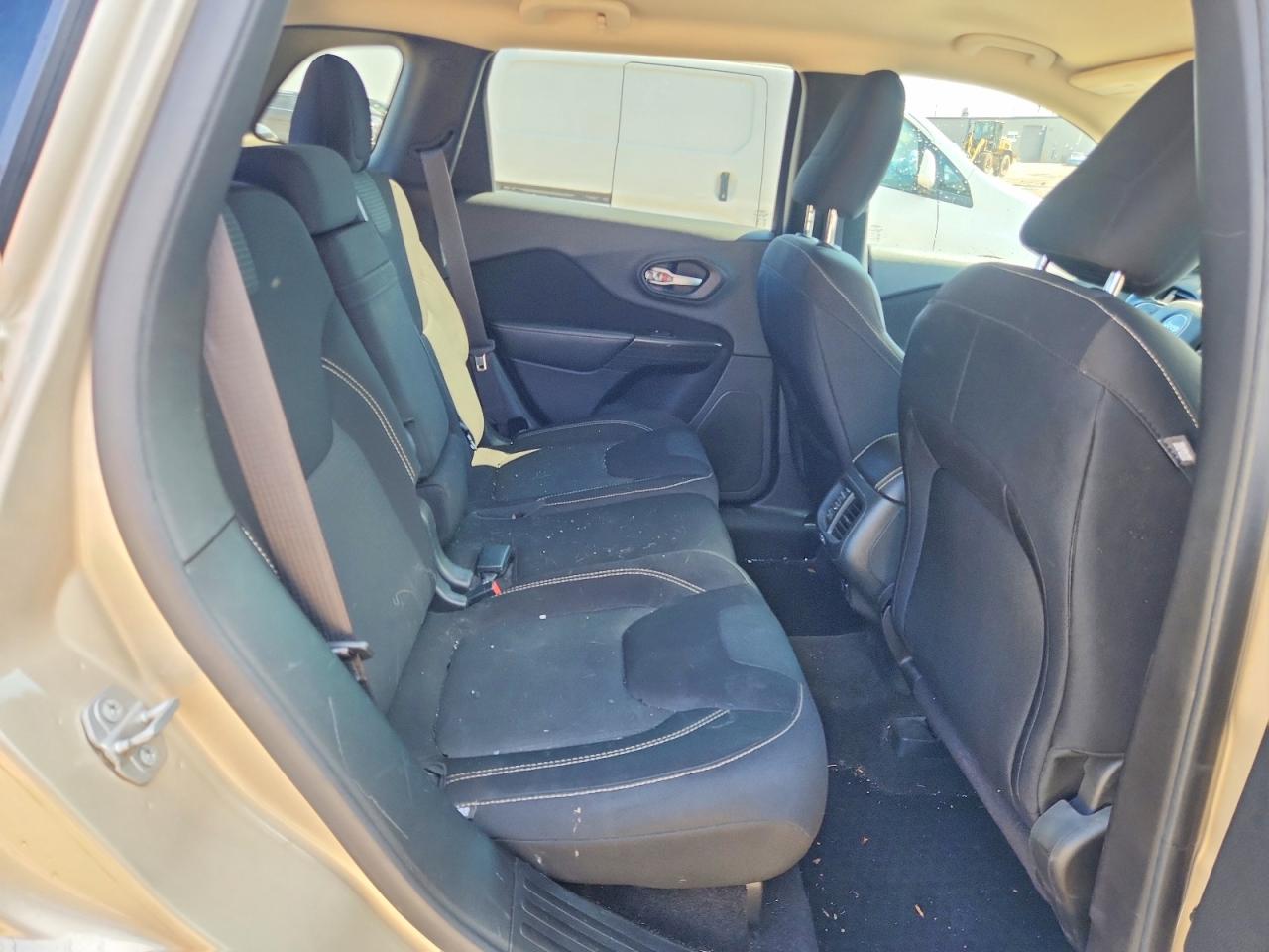 2015 Jeep Cherokee Latitude Бежевый vin: 1C4PJMCB3FW651645