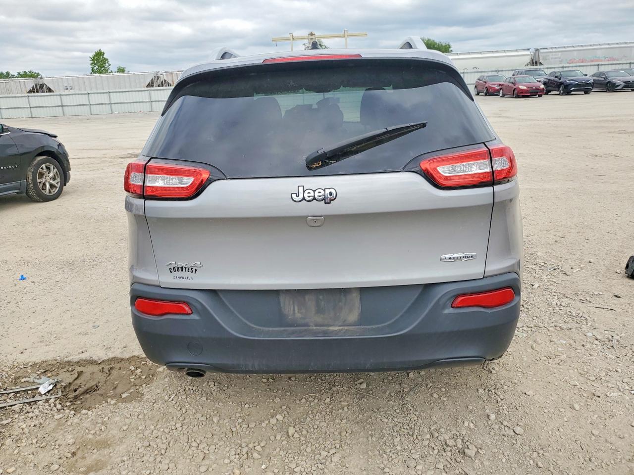 2015 Jeep Cherokee Latitude Silver vin: 1C4PJMCB3FW659955