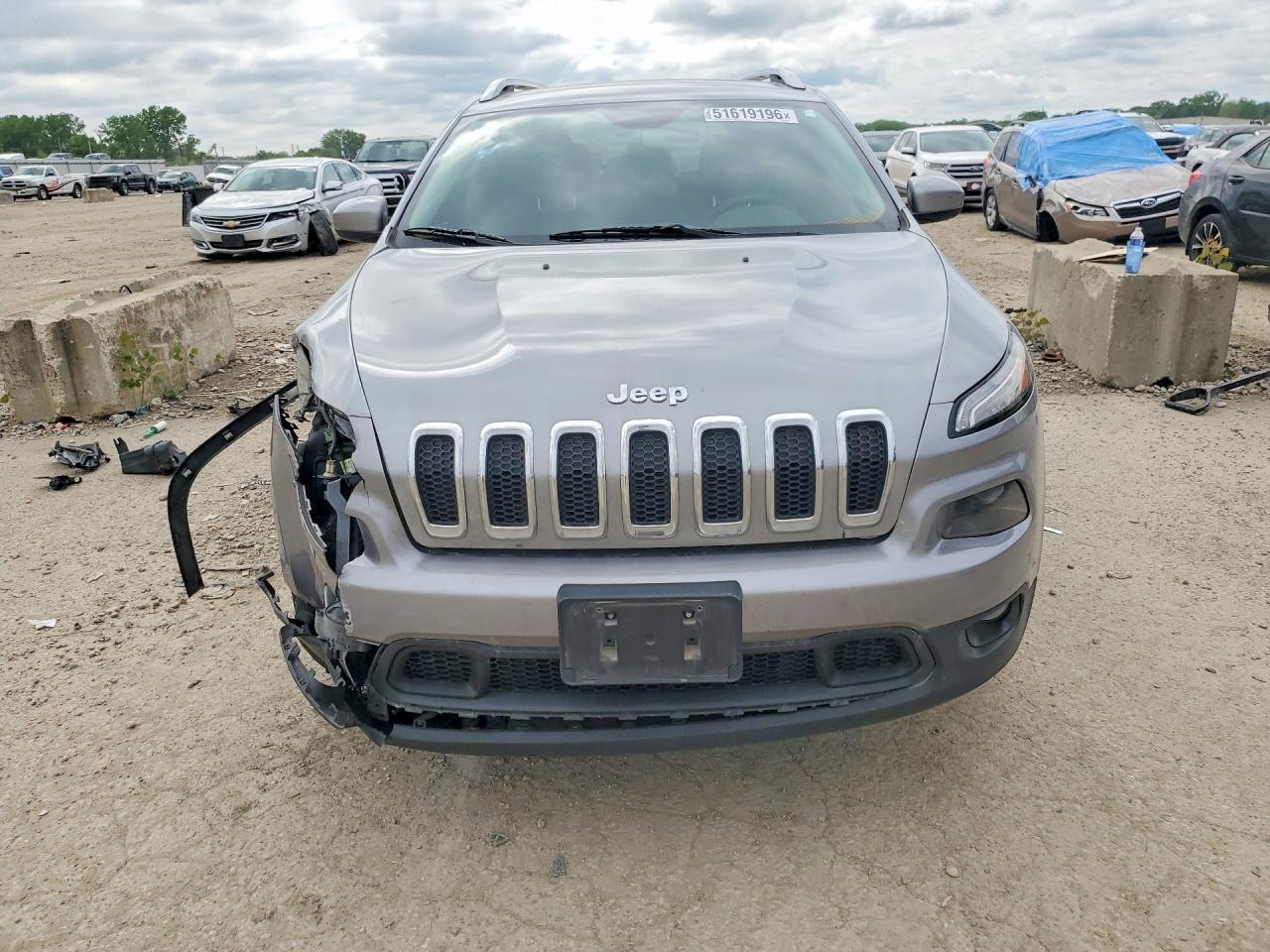 2015 Jeep Cherokee Latitude Silver vin: 1C4PJMCB3FW659955