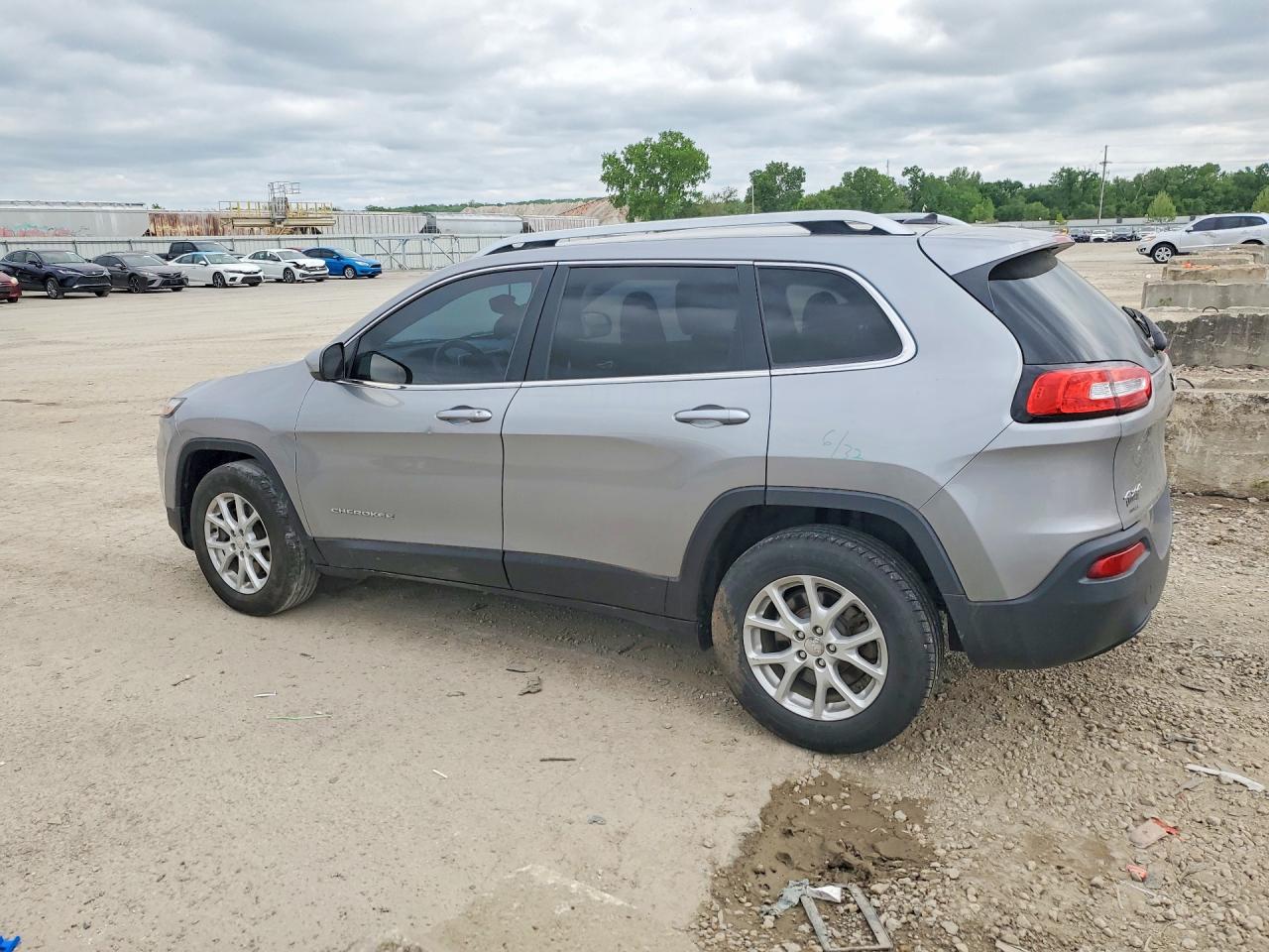 2015 Jeep Cherokee Latitude Silver vin: 1C4PJMCB3FW659955