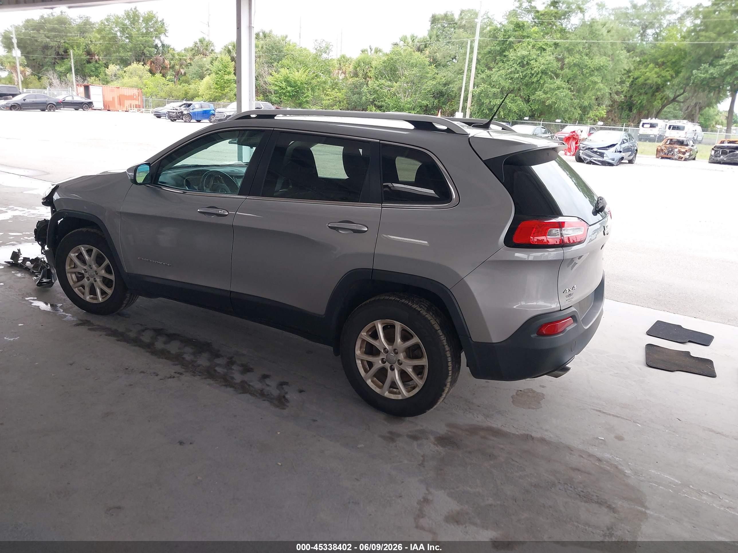 2015 Jeep Cherokee Latitude Серебряный vin: 1C4PJMCB3FW672639