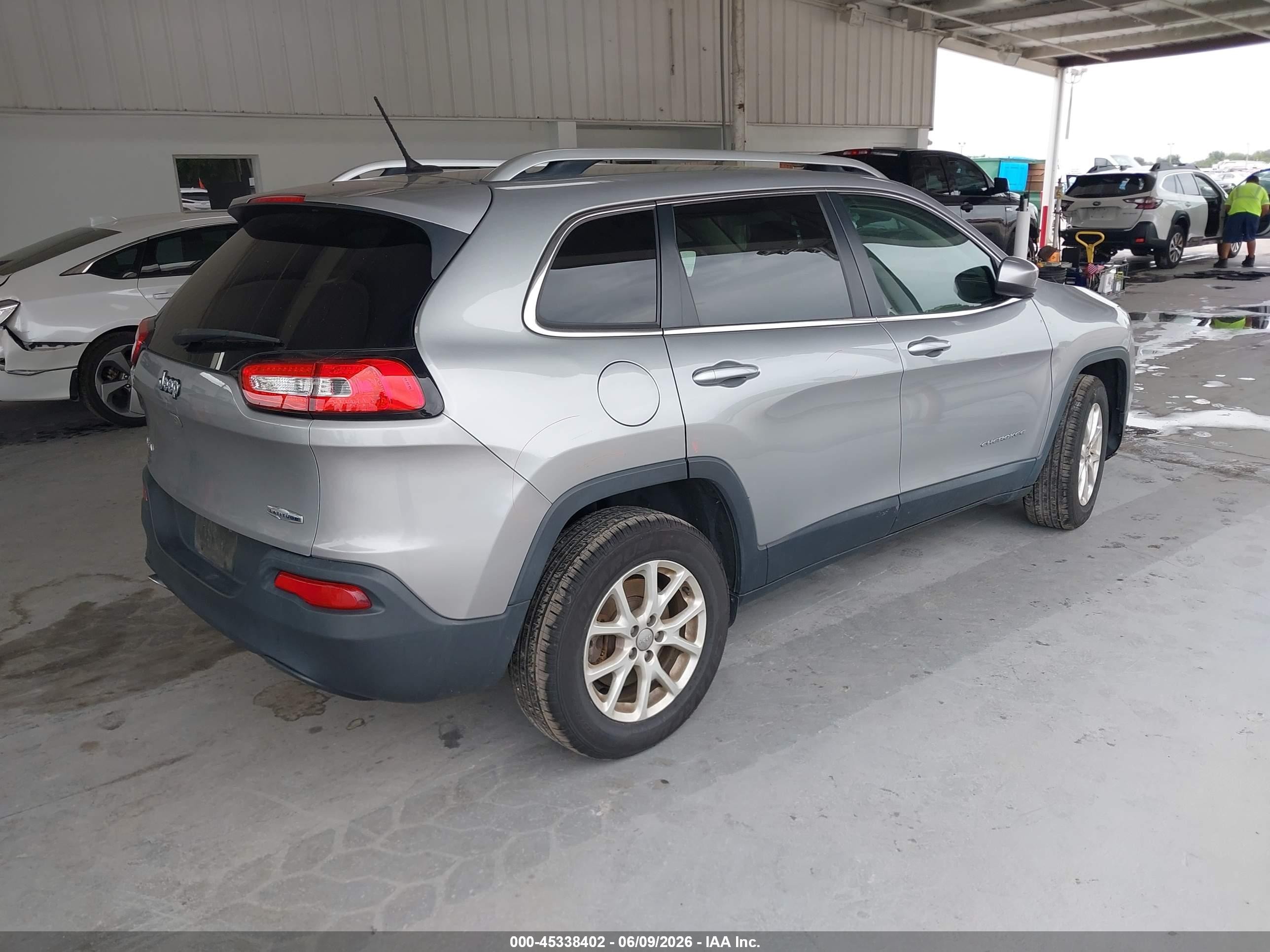 2015 Jeep Cherokee Latitude Серебряный vin: 1C4PJMCB3FW672639