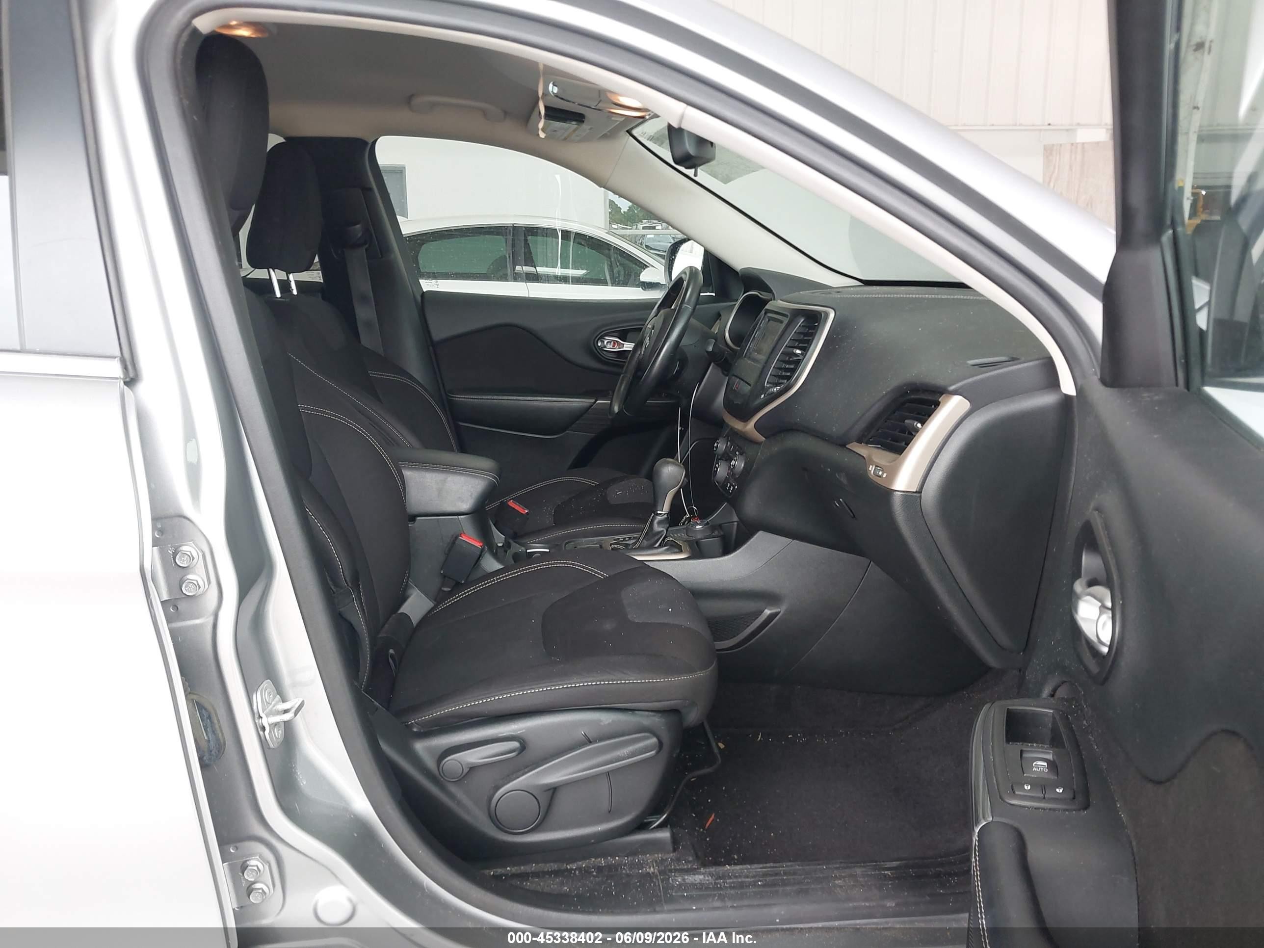 2015 Jeep Cherokee Latitude Серебряный vin: 1C4PJMCB3FW672639