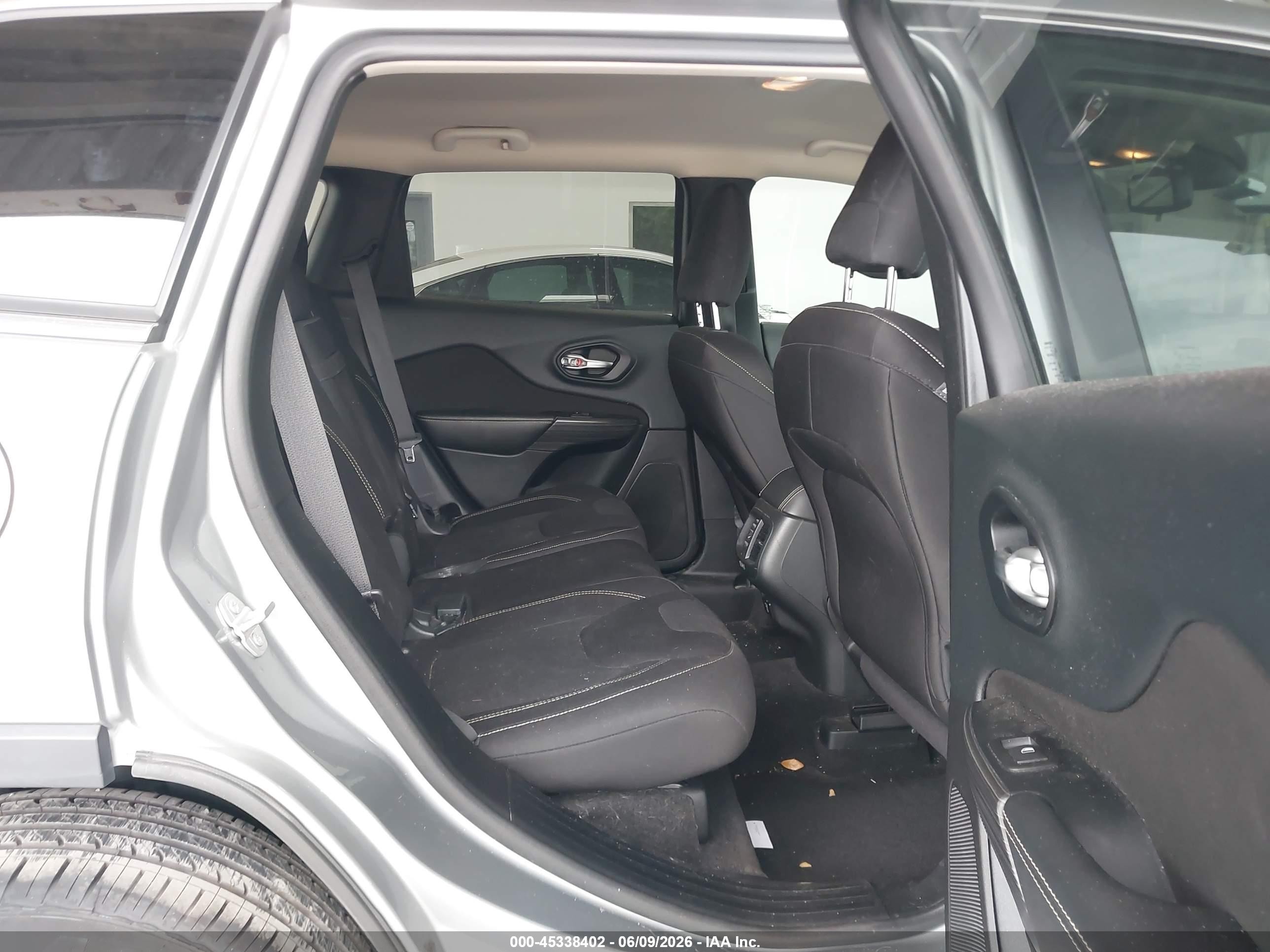 2015 Jeep Cherokee Latitude Серебряный vin: 1C4PJMCB3FW672639