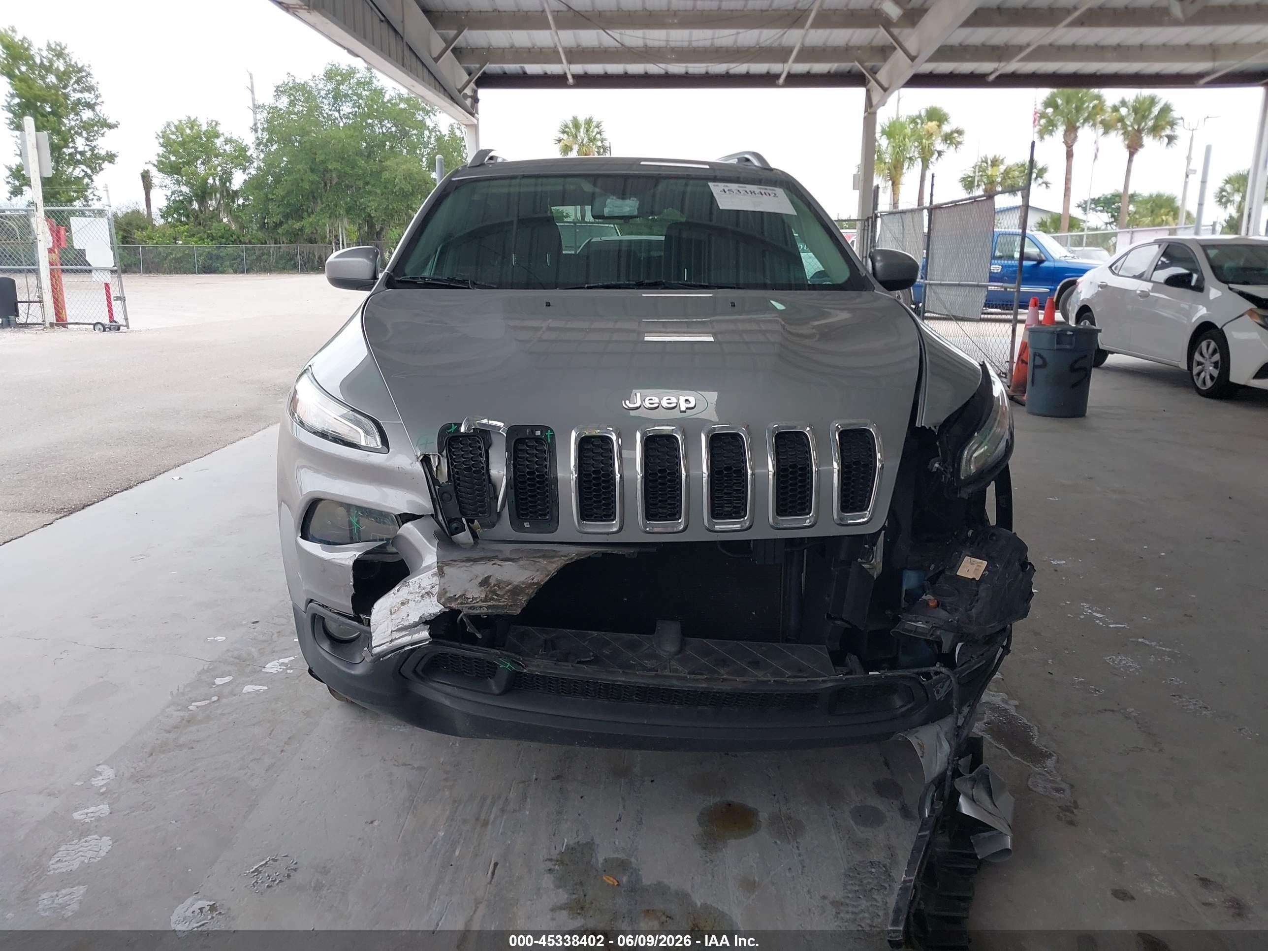 2015 Jeep Cherokee Latitude Серебряный vin: 1C4PJMCB3FW672639