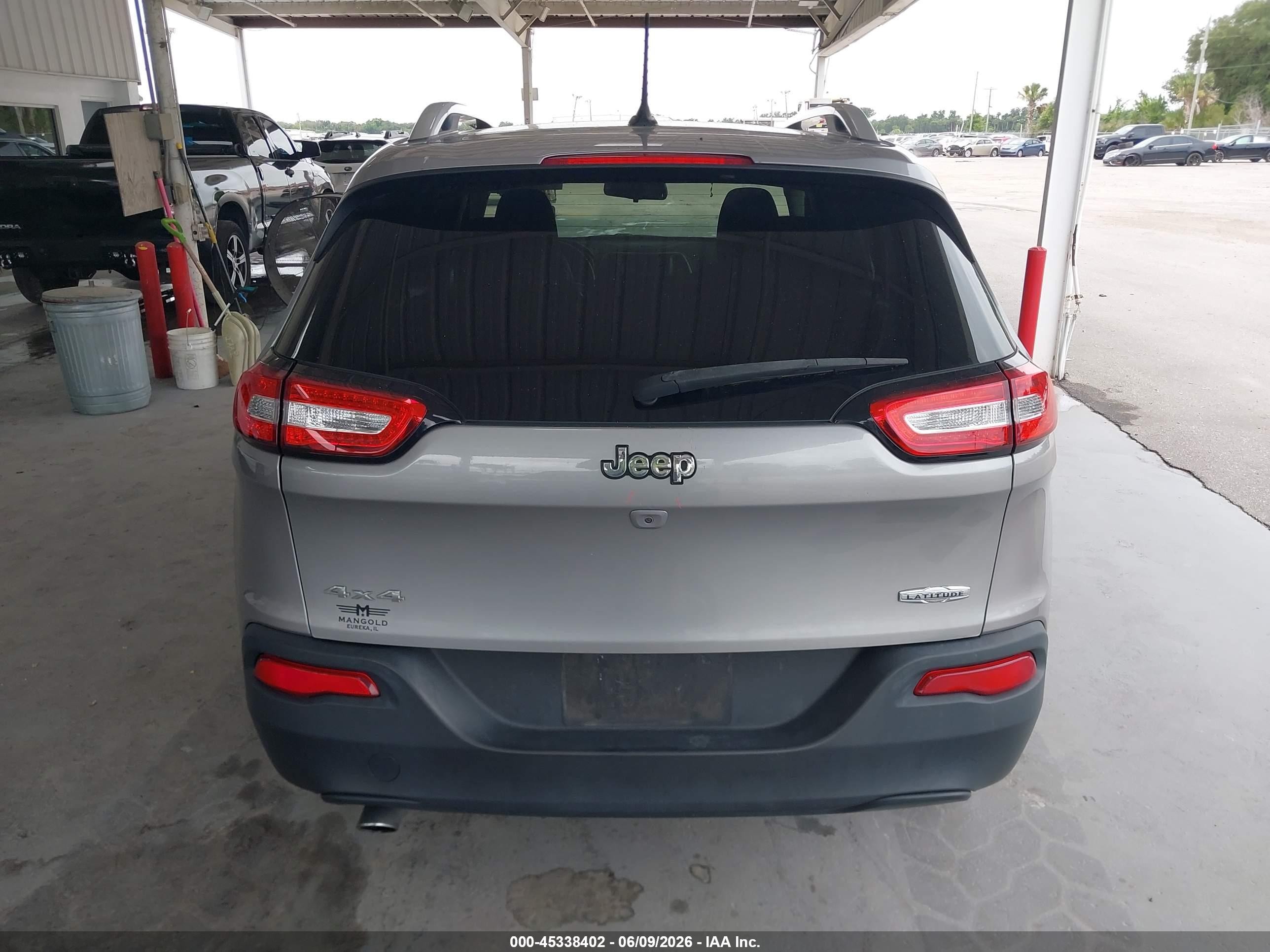 2015 Jeep Cherokee Latitude Серебряный vin: 1C4PJMCB3FW672639