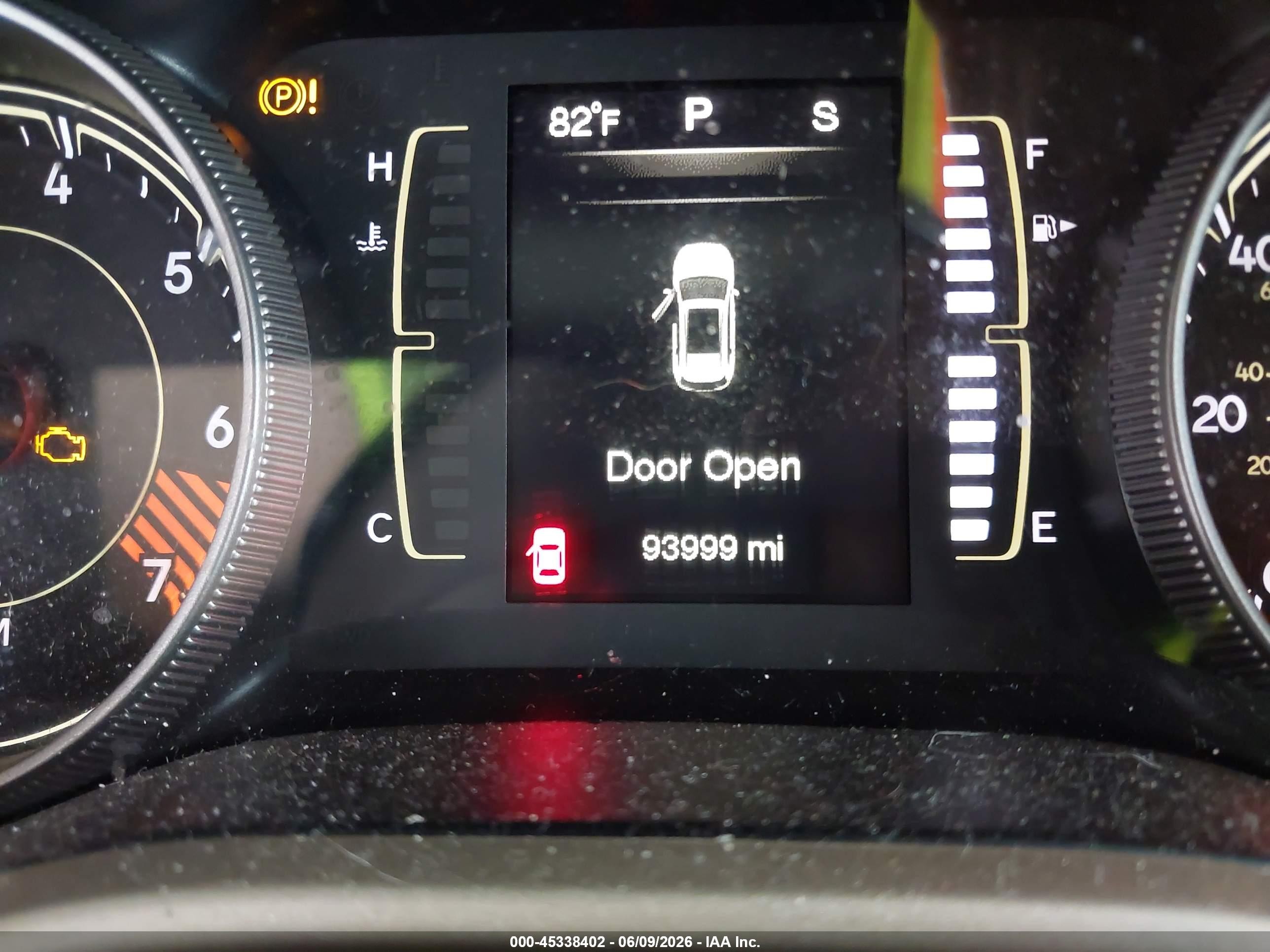 2015 Jeep Cherokee Latitude Серебряный vin: 1C4PJMCB3FW672639