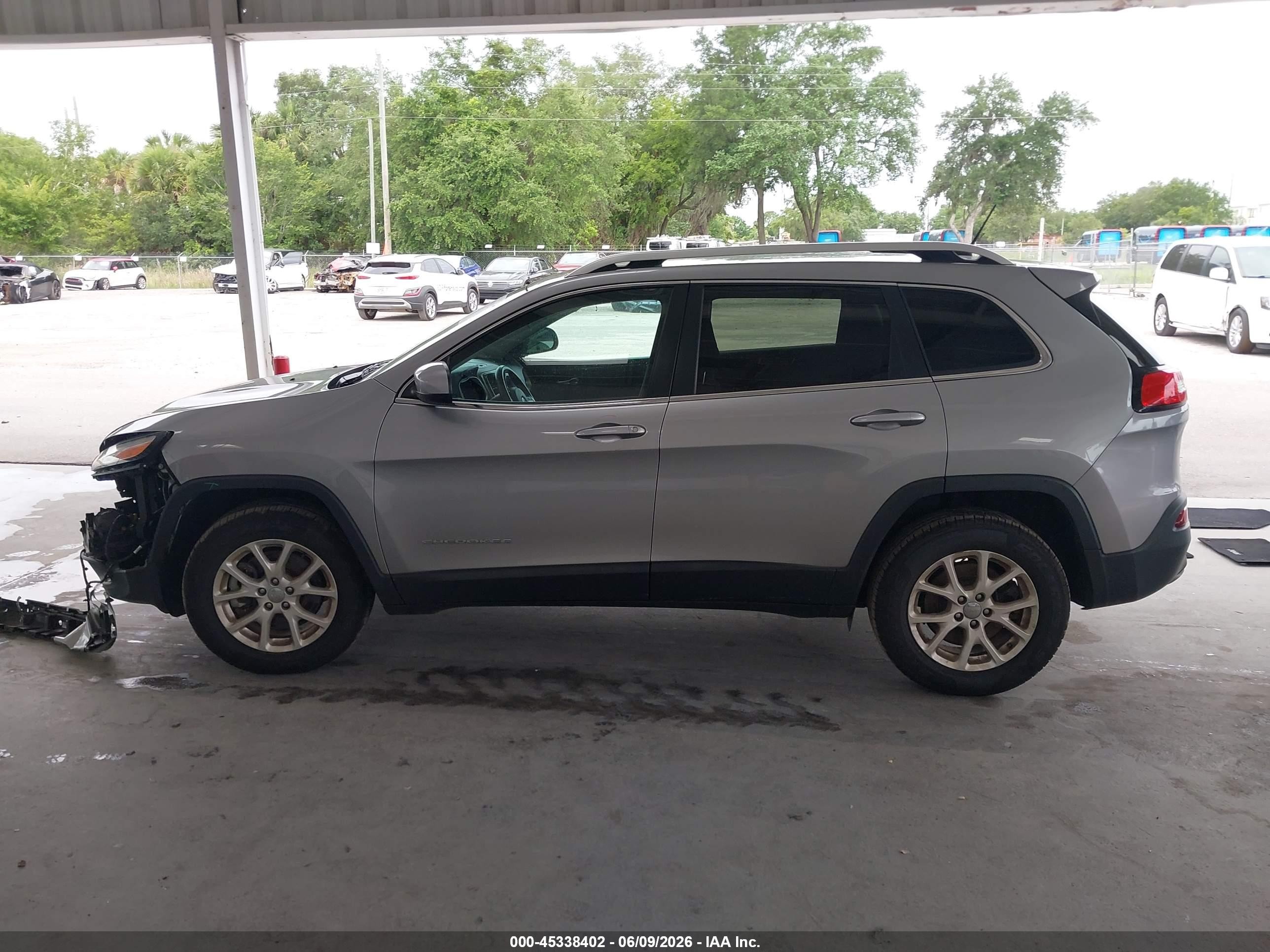 2015 Jeep Cherokee Latitude Серебряный vin: 1C4PJMCB3FW672639