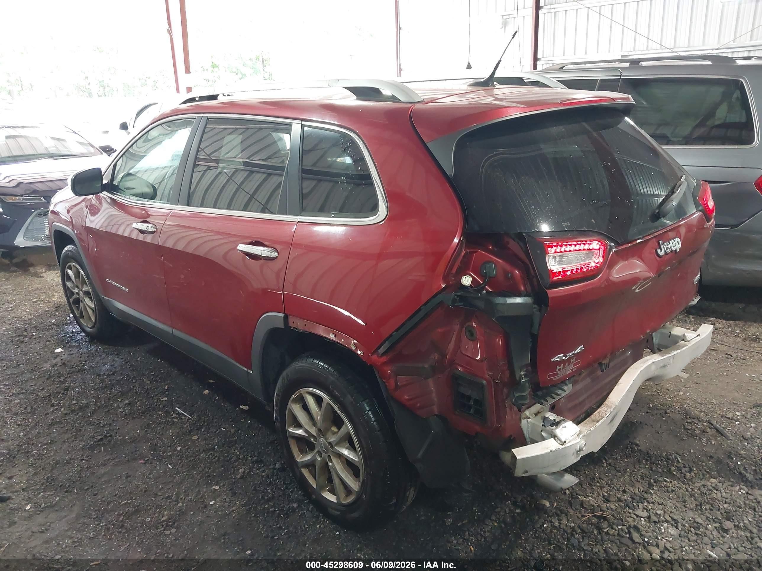 2015 Jeep Cherokee Latitude Red vin: 1C4PJMCB3FW697475