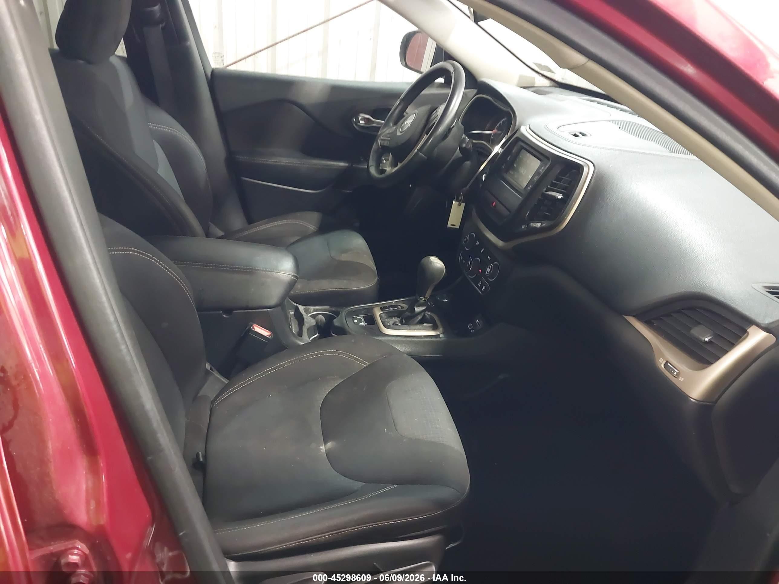2015 Jeep Cherokee Latitude Red vin: 1C4PJMCB3FW697475