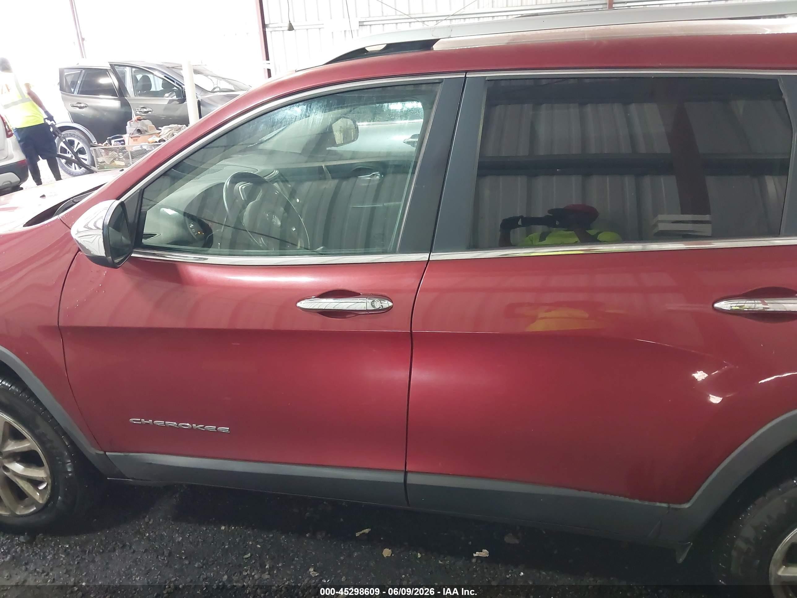 2015 Jeep Cherokee Latitude Red vin: 1C4PJMCB3FW697475