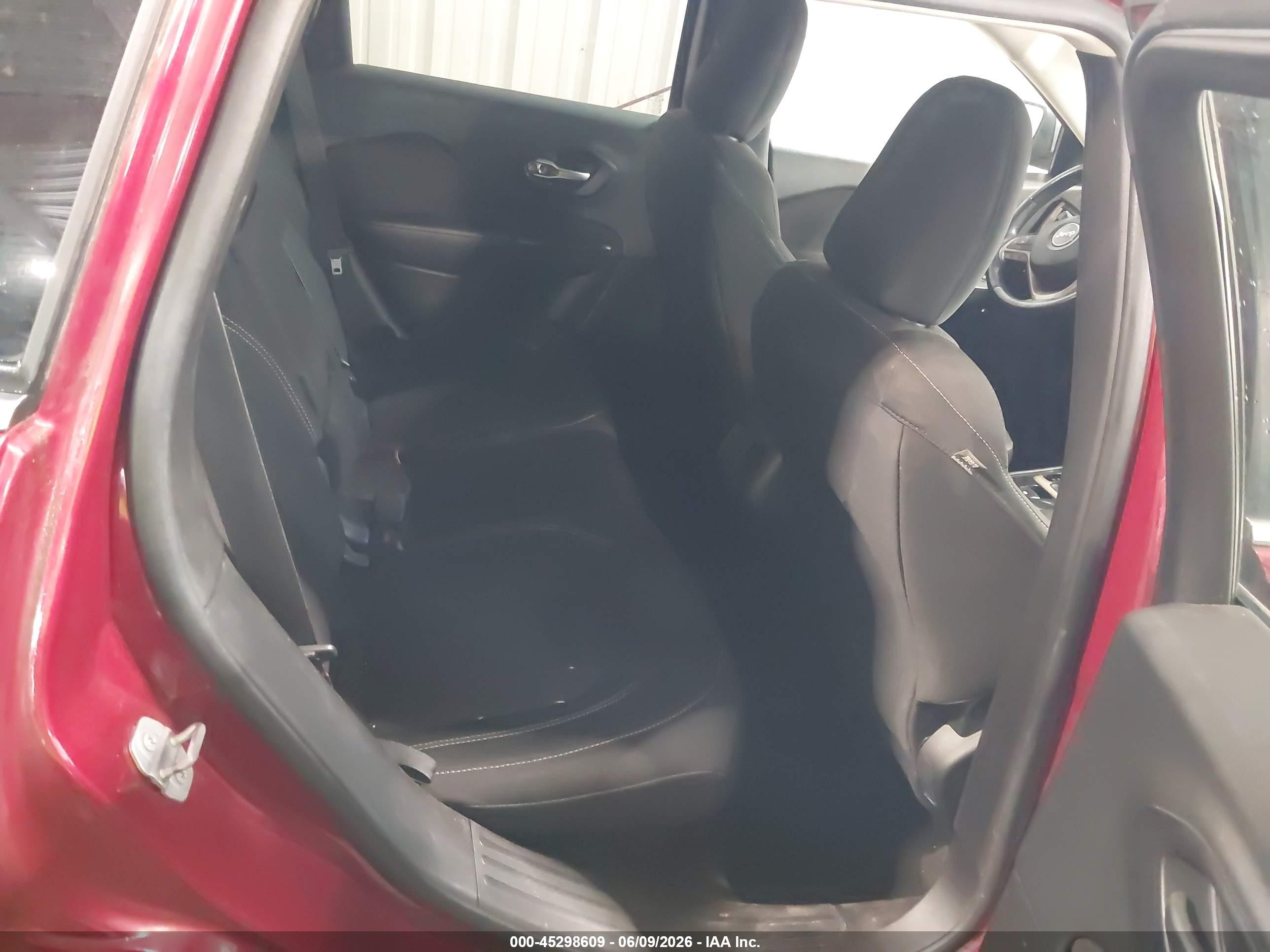 2015 Jeep Cherokee Latitude Red vin: 1C4PJMCB3FW697475