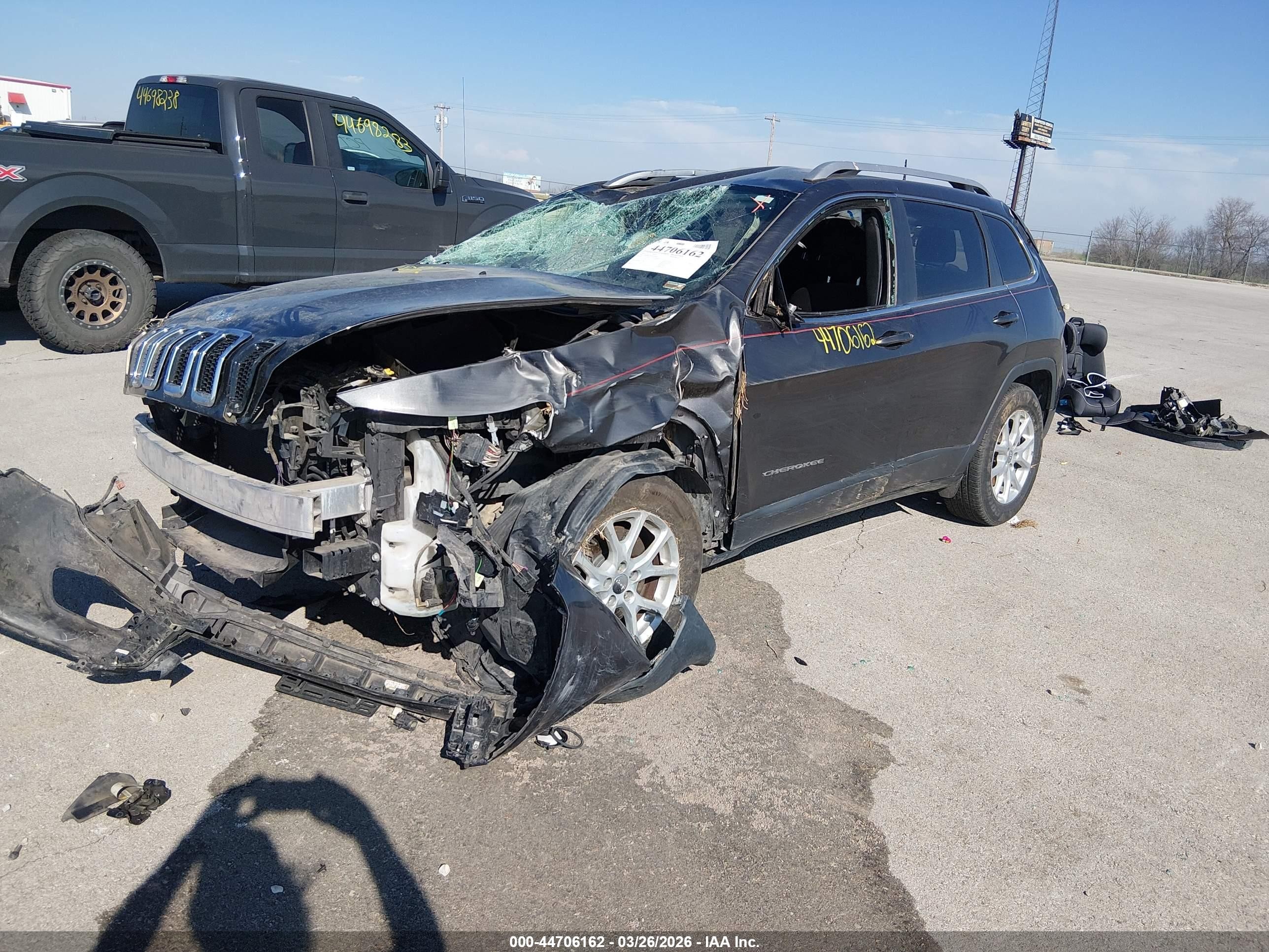 2015 Jeep Cherokee Latitude Silver vin: 1C4PJMCB3FW714582