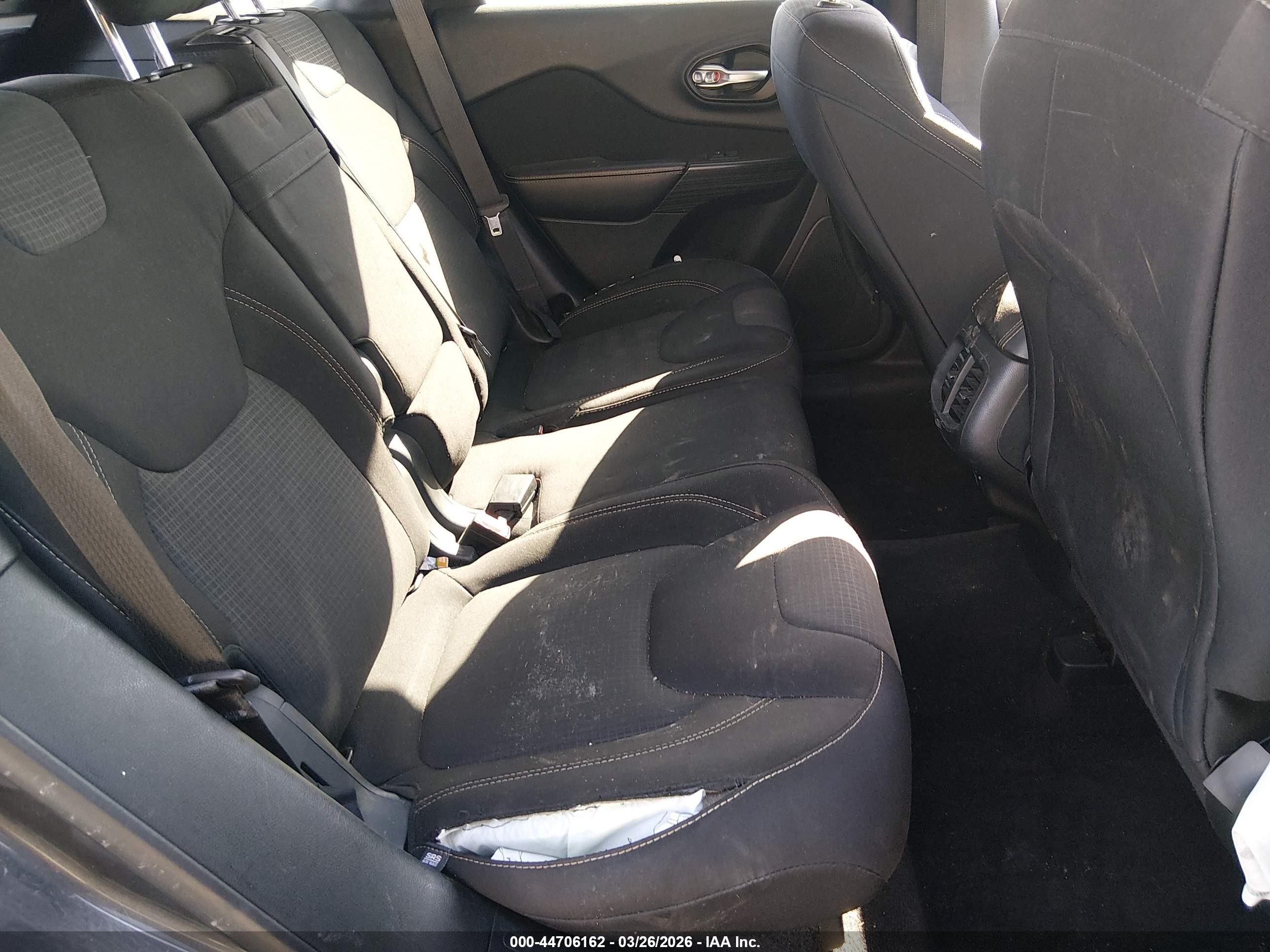 2015 Jeep Cherokee Latitude Silver vin: 1C4PJMCB3FW714582