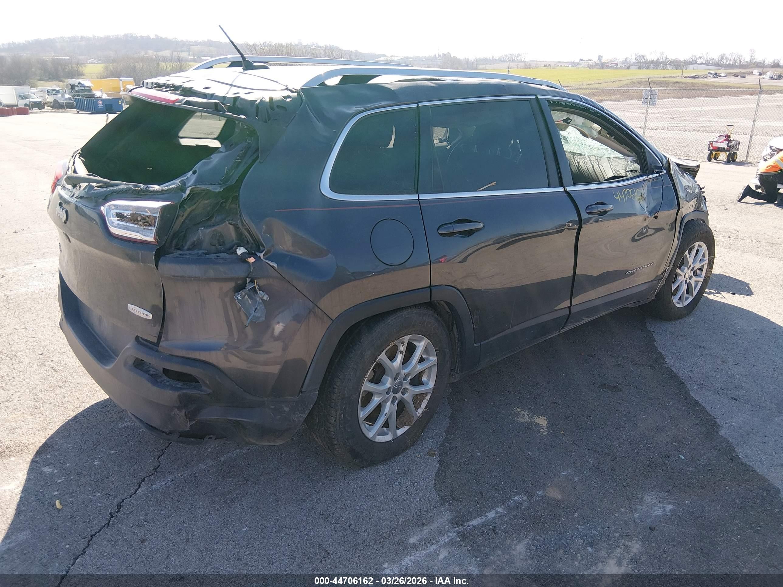 2015 Jeep Cherokee Latitude Silver vin: 1C4PJMCB3FW714582