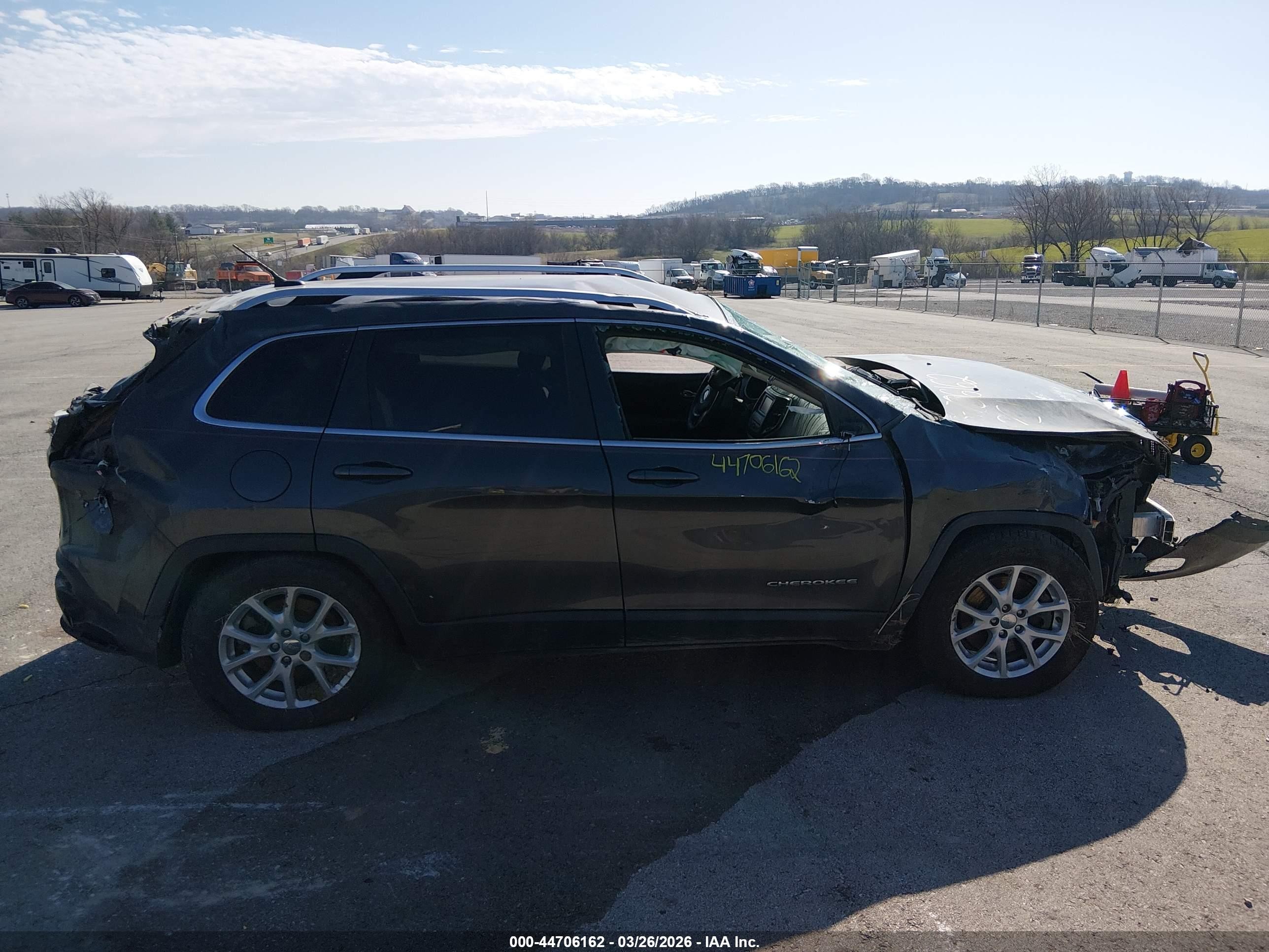 2015 Jeep Cherokee Latitude Silver vin: 1C4PJMCB3FW714582