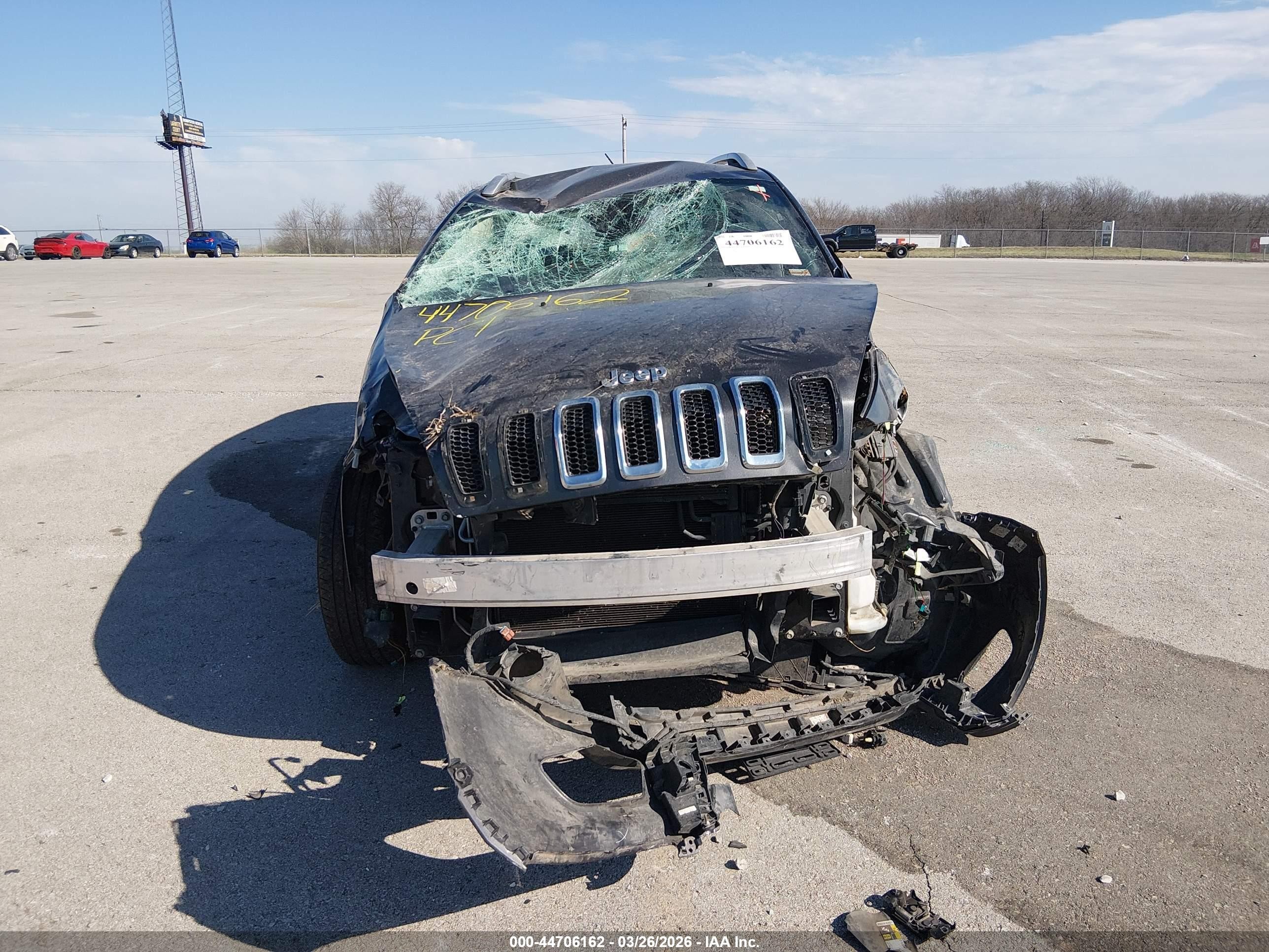 2015 Jeep Cherokee Latitude Silver vin: 1C4PJMCB3FW714582