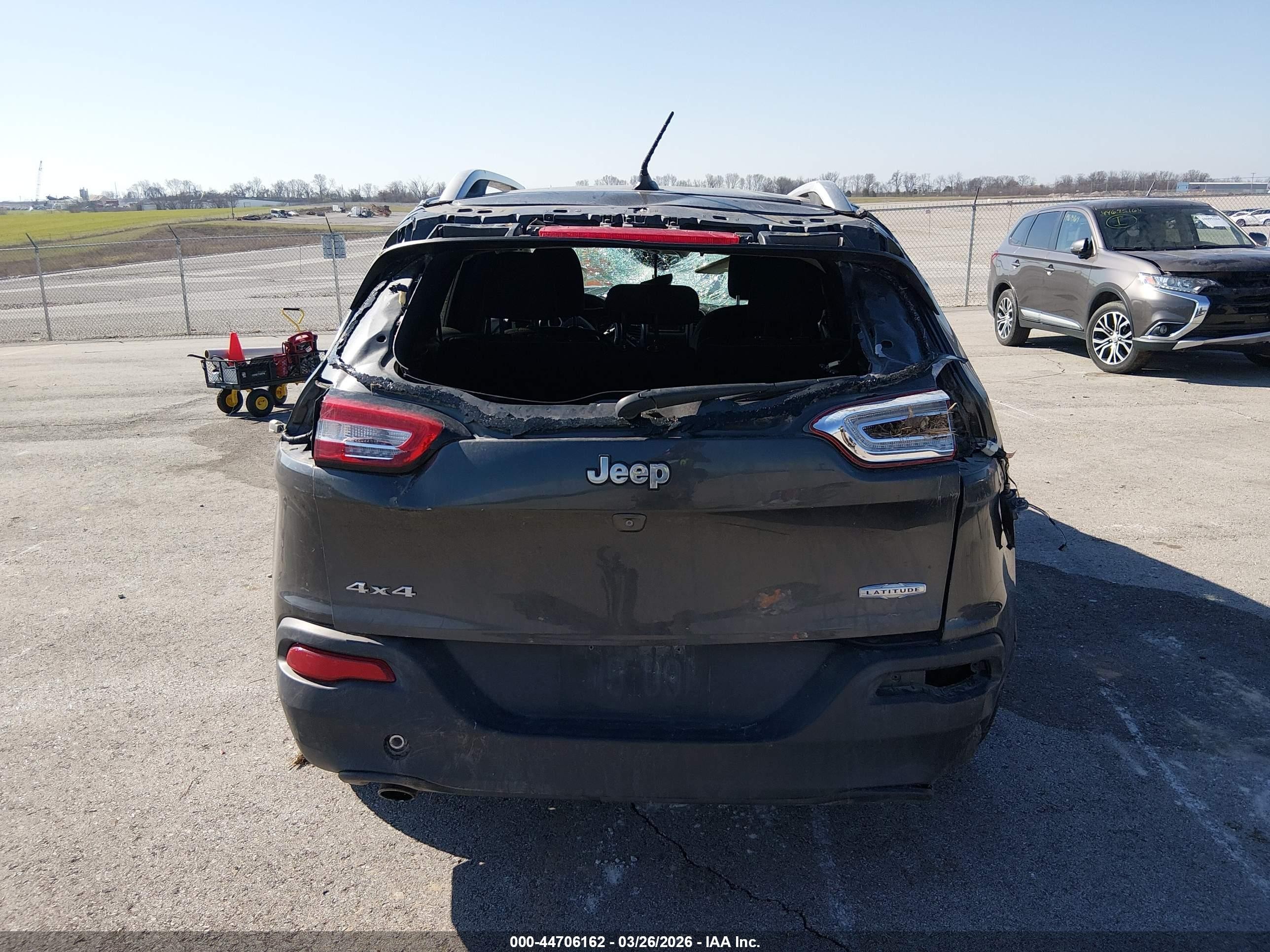 2015 Jeep Cherokee Latitude Silver vin: 1C4PJMCB3FW714582