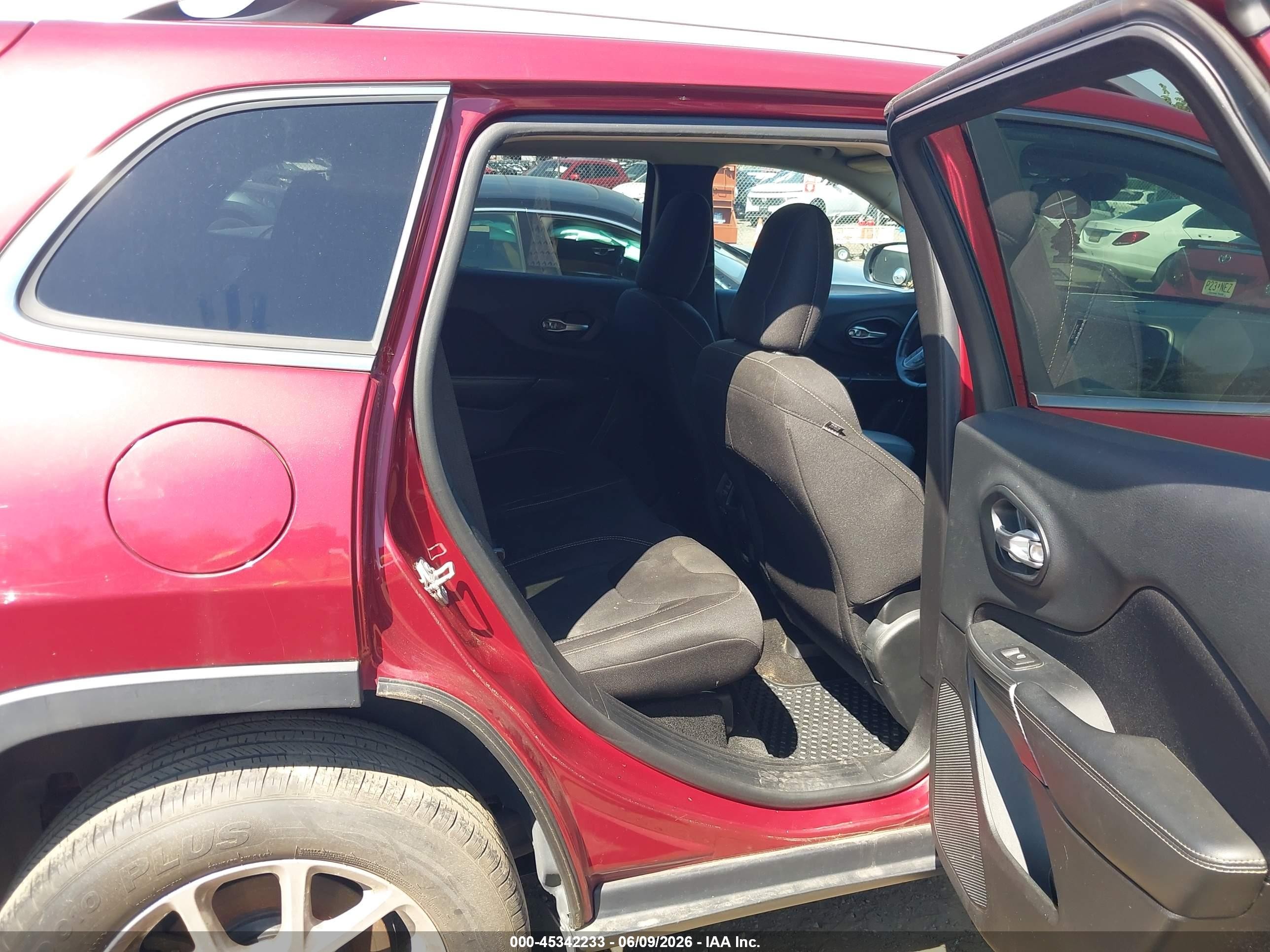 2015 Jeep Cherokee Latitude Burgundy vin: 1C4PJMCB3FW764172
