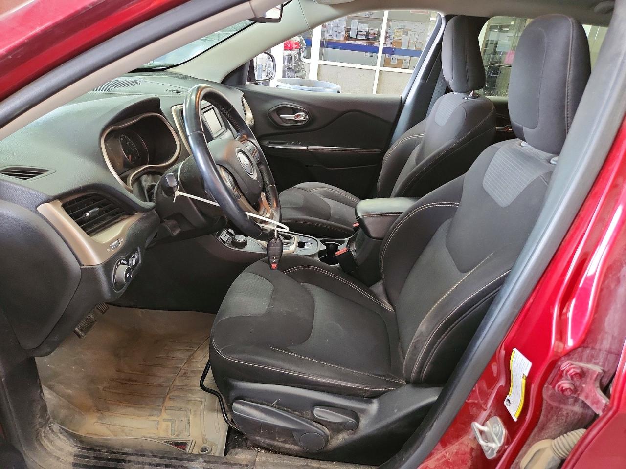 2015 Jeep Cherokee Latitude Red vin: 1C4PJMCB3FW784826