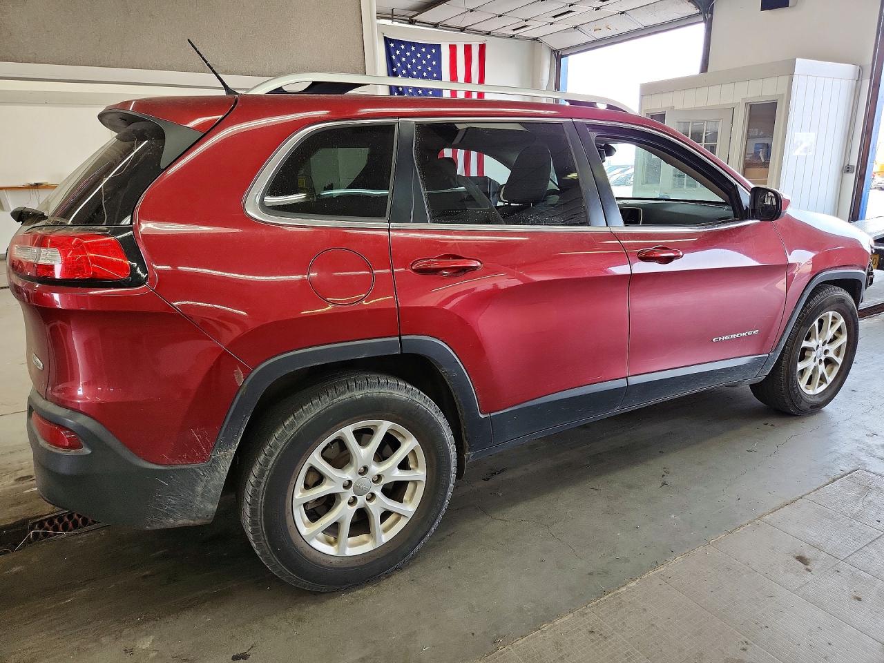 2015 Jeep Cherokee Latitude Red vin: 1C4PJMCB3FW784826