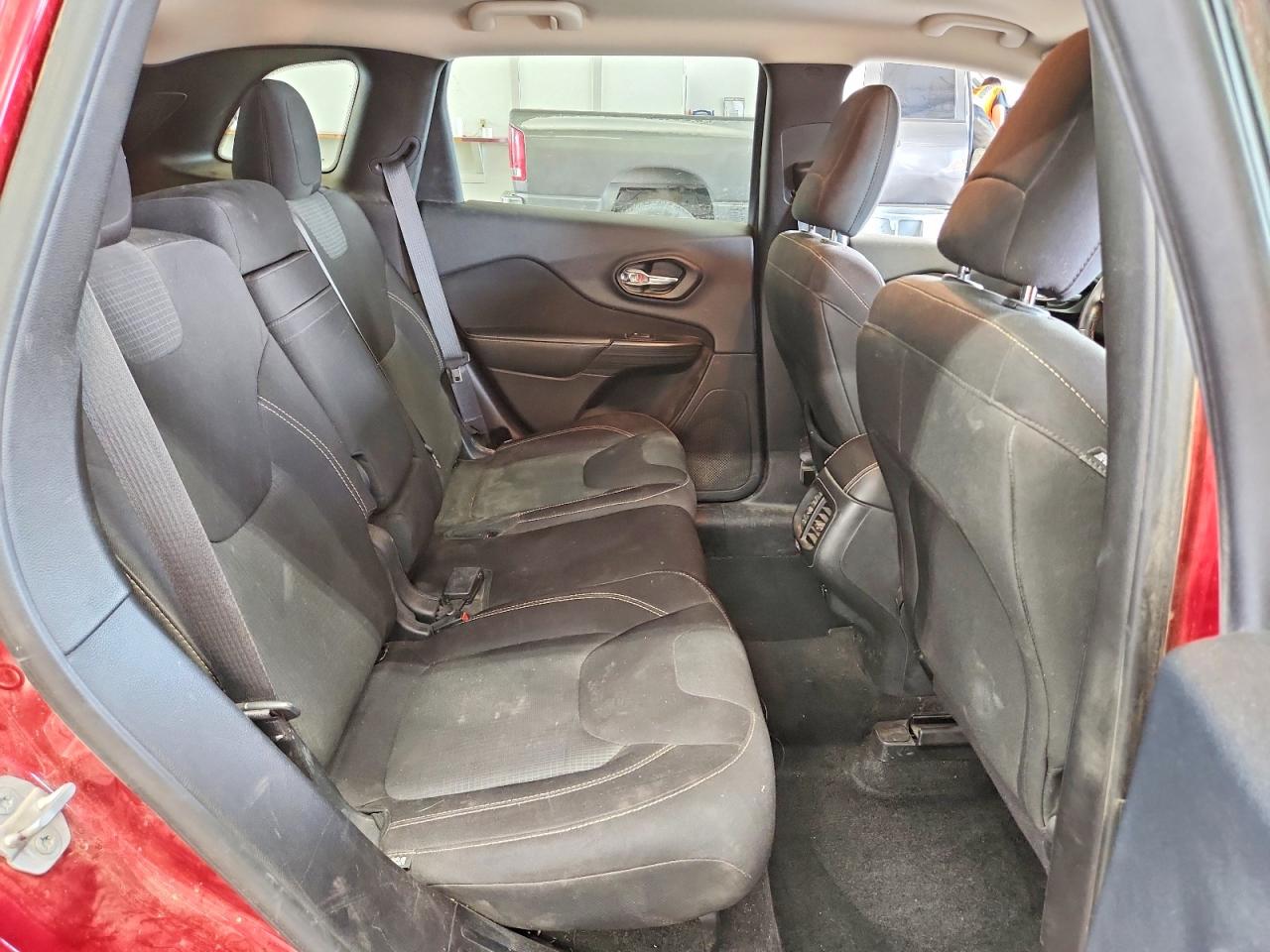 2015 Jeep Cherokee Latitude Red vin: 1C4PJMCB3FW784826
