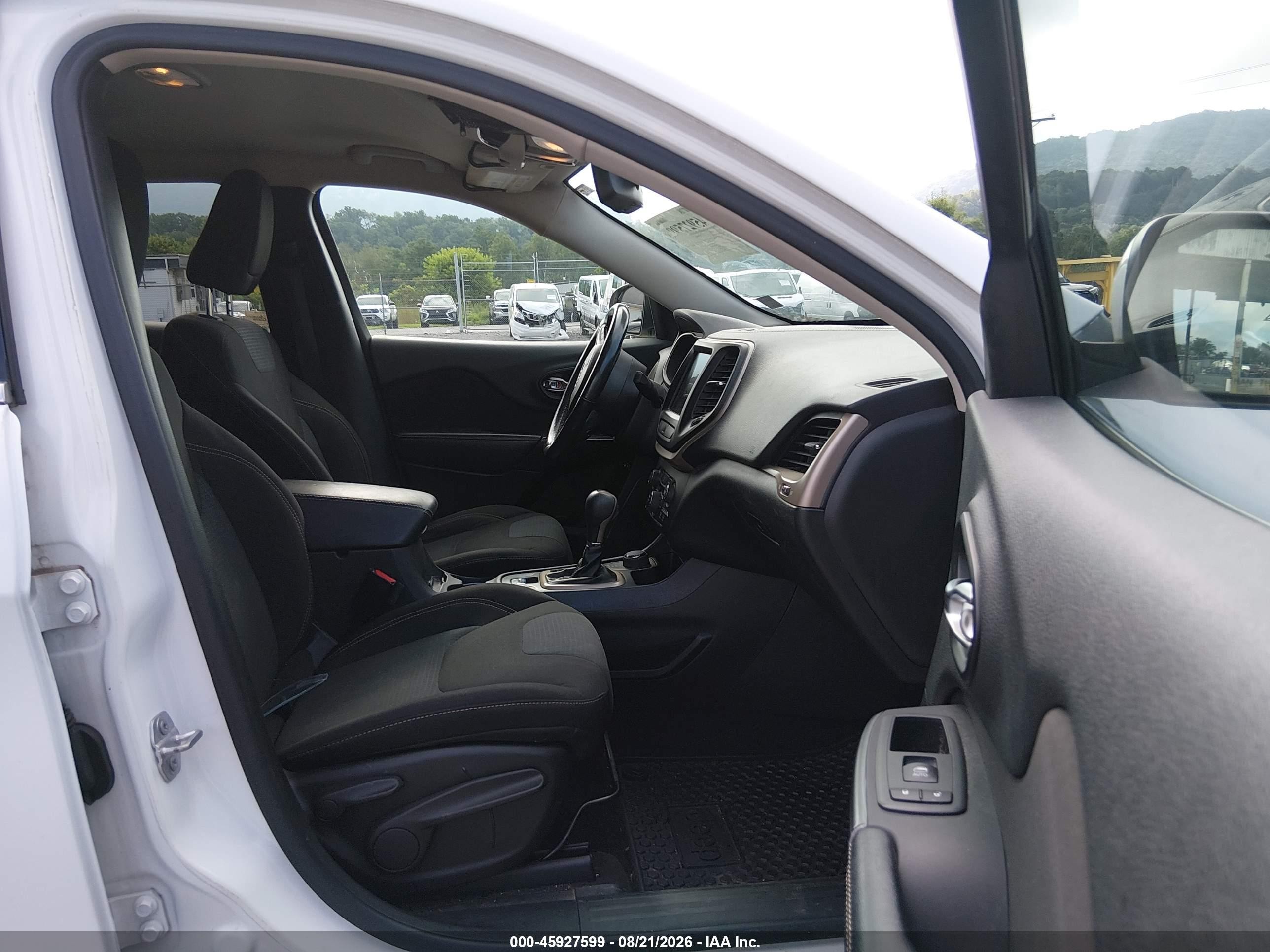 2015 Jeep Cherokee Latitude White vin: 1C4PJMCB3FW795552
