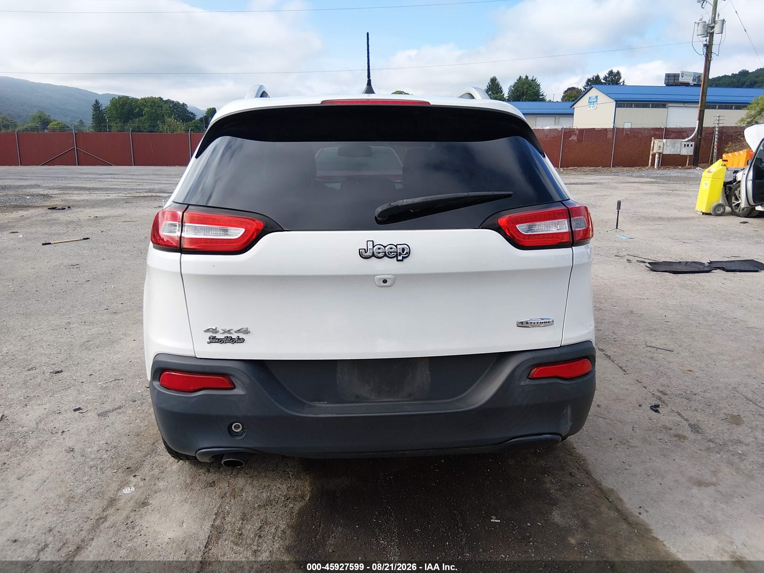 2015 Jeep Cherokee Latitude White vin: 1C4PJMCB3FW795552