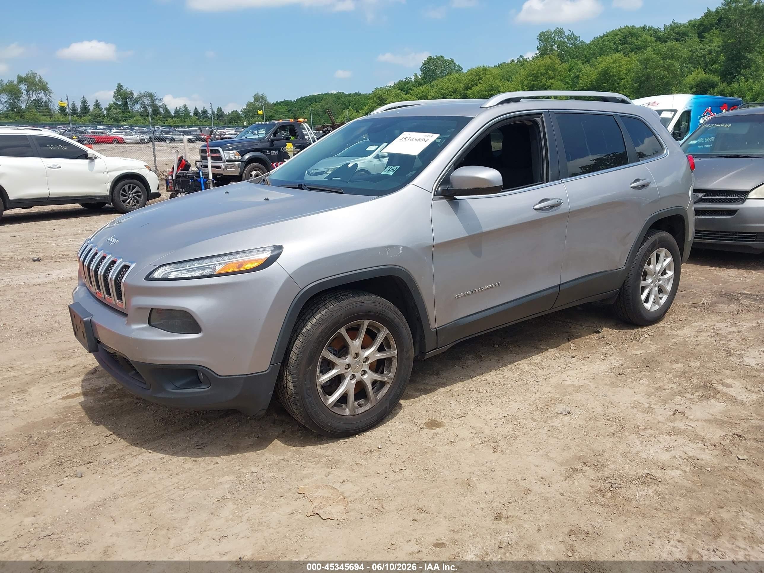 2017 Jeep Cherokee Latitude 4x4 Silver vin: 1C4PJMCB3HD223234