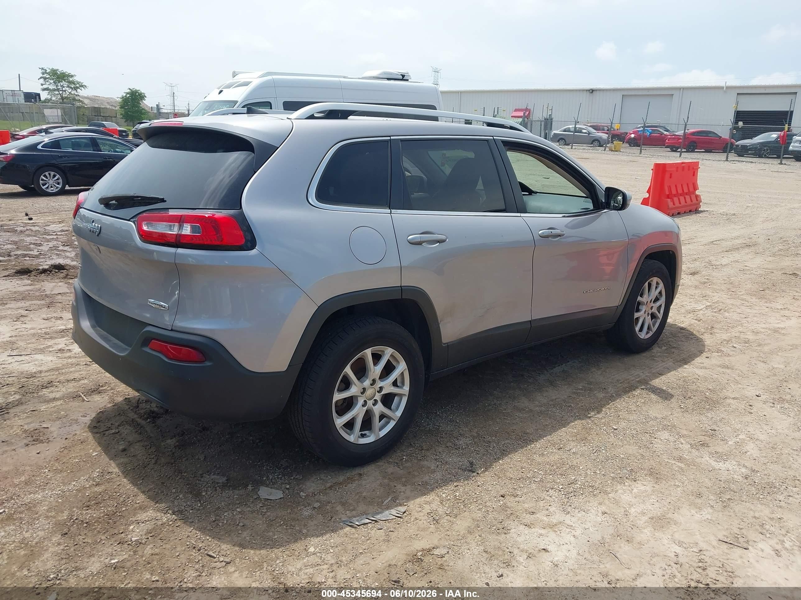 2017 Jeep Cherokee Latitude 4x4 Silver vin: 1C4PJMCB3HD223234