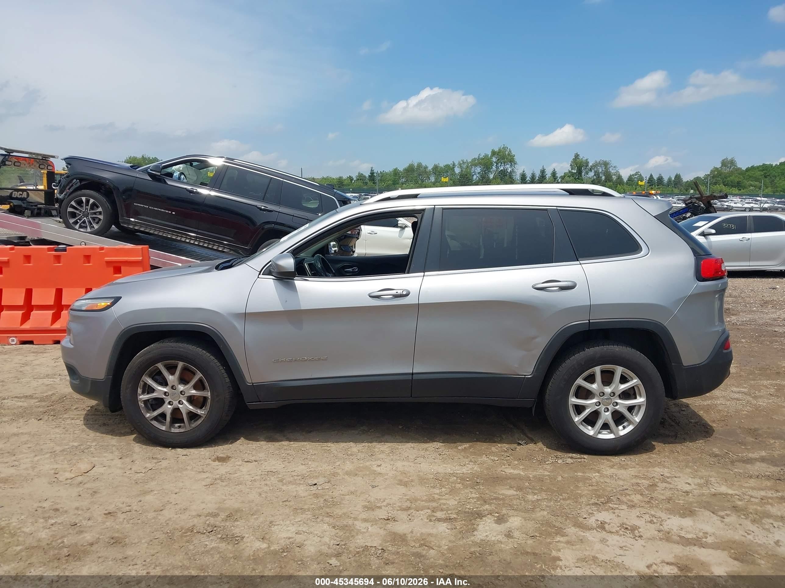 2017 Jeep Cherokee Latitude 4x4 Silver vin: 1C4PJMCB3HD223234