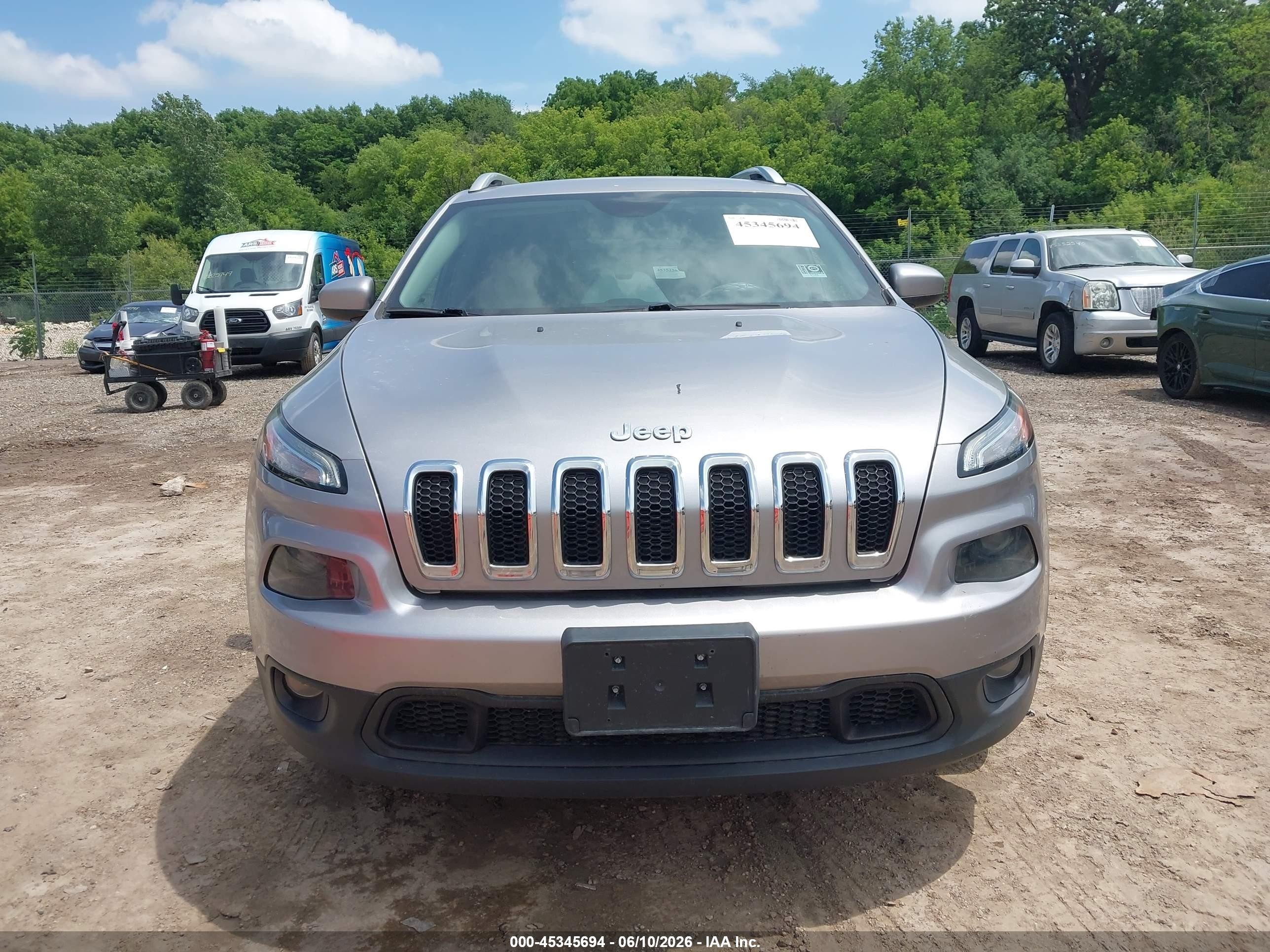2017 Jeep Cherokee Latitude 4x4 Silver vin: 1C4PJMCB3HD223234