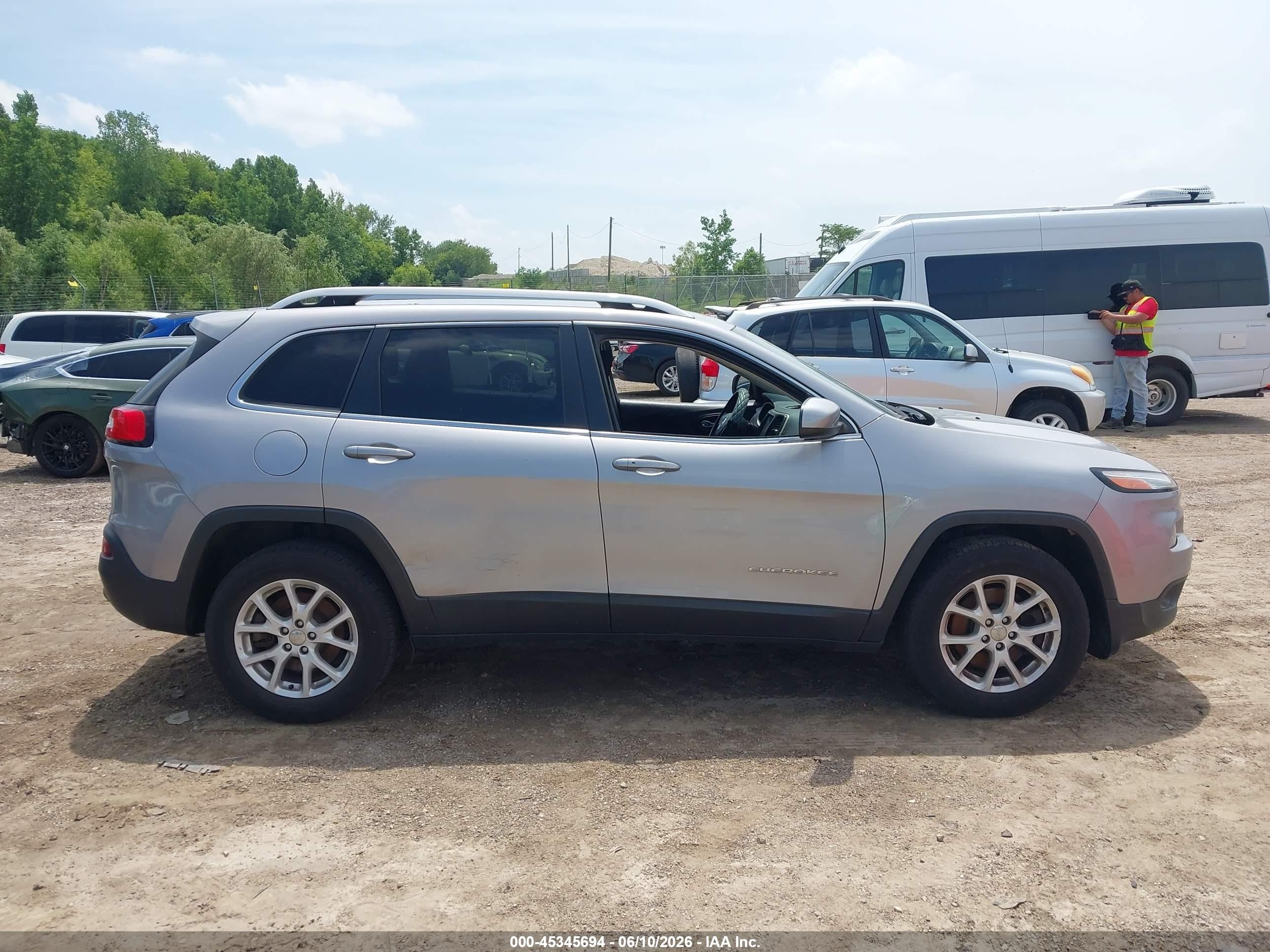 2017 Jeep Cherokee Latitude 4x4 Silver vin: 1C4PJMCB3HD223234