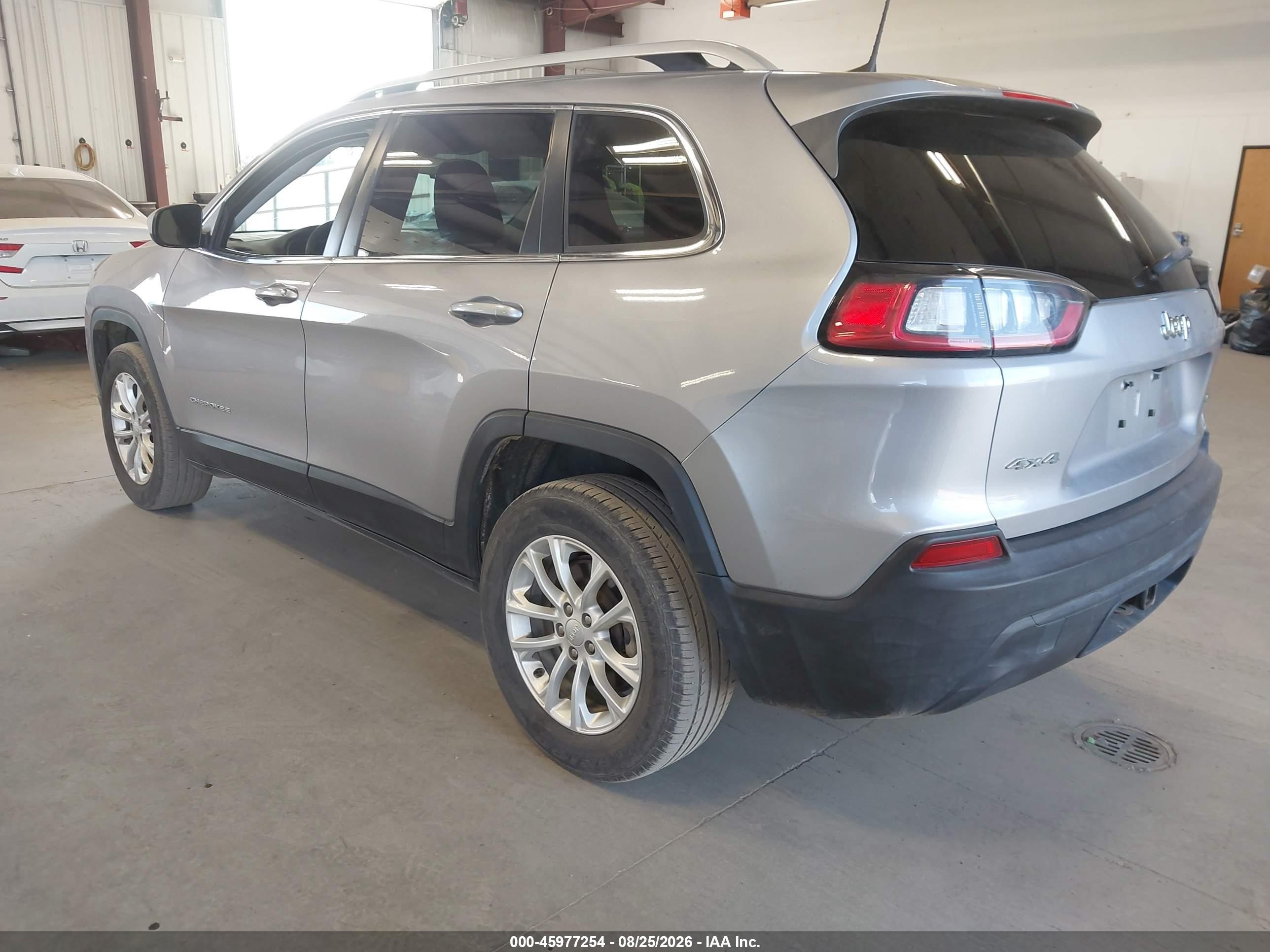 2019 Jeep Cherokee Latitude 4x4 Silver vin: 1C4PJMCB3KD464038