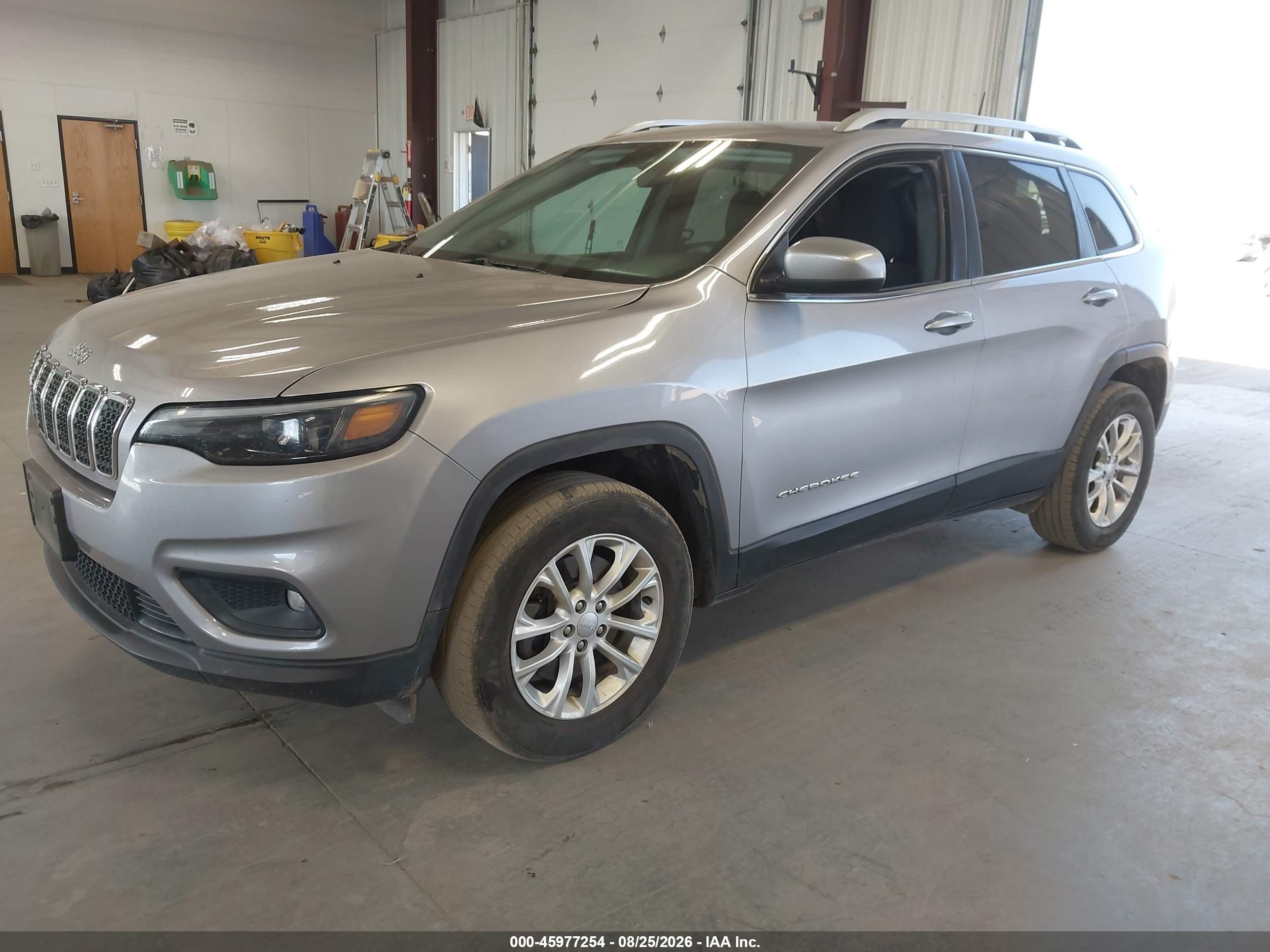 2019 Jeep Cherokee Latitude 4x4 Silver vin: 1C4PJMCB3KD464038