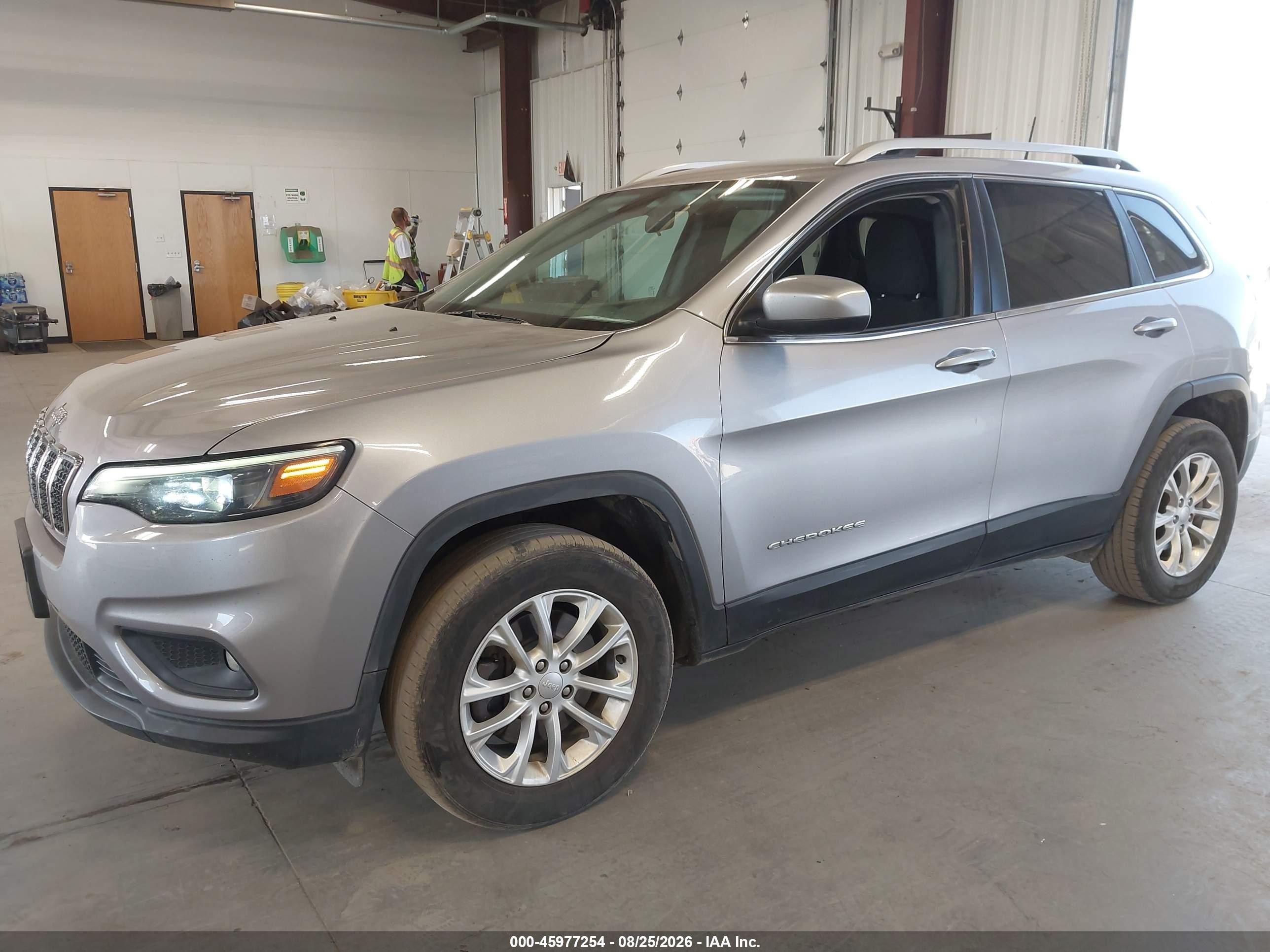 2019 Jeep Cherokee Latitude 4x4 Silver vin: 1C4PJMCB3KD464038
