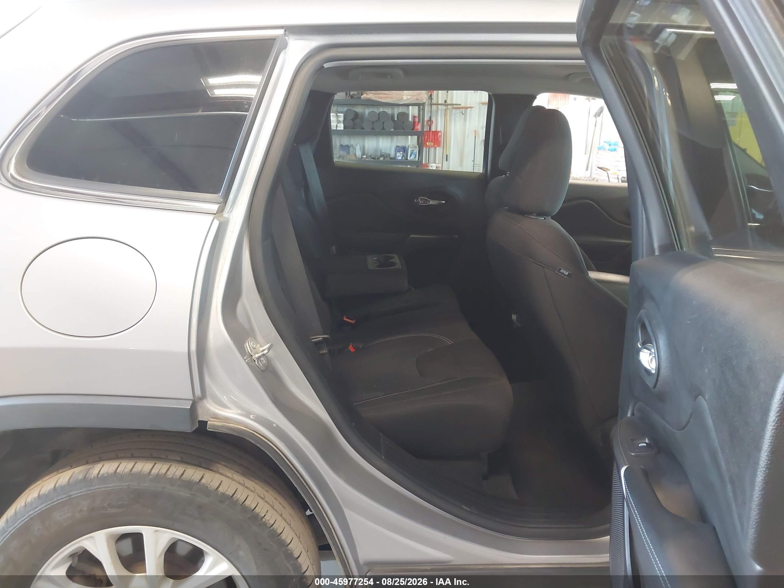 2019 Jeep Cherokee Latitude 4x4 Silver vin: 1C4PJMCB3KD464038