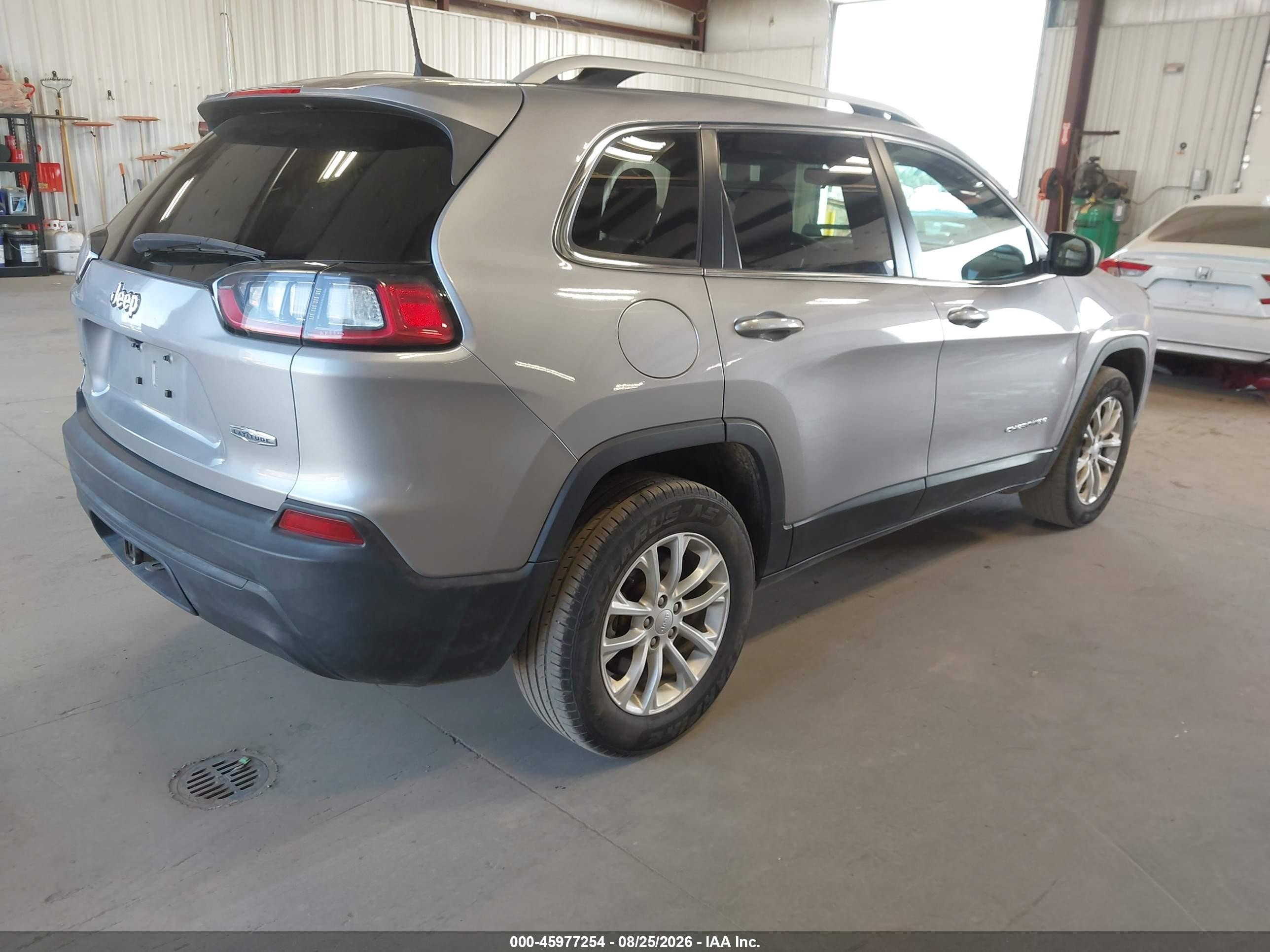 2019 Jeep Cherokee Latitude 4x4 Silver vin: 1C4PJMCB3KD464038