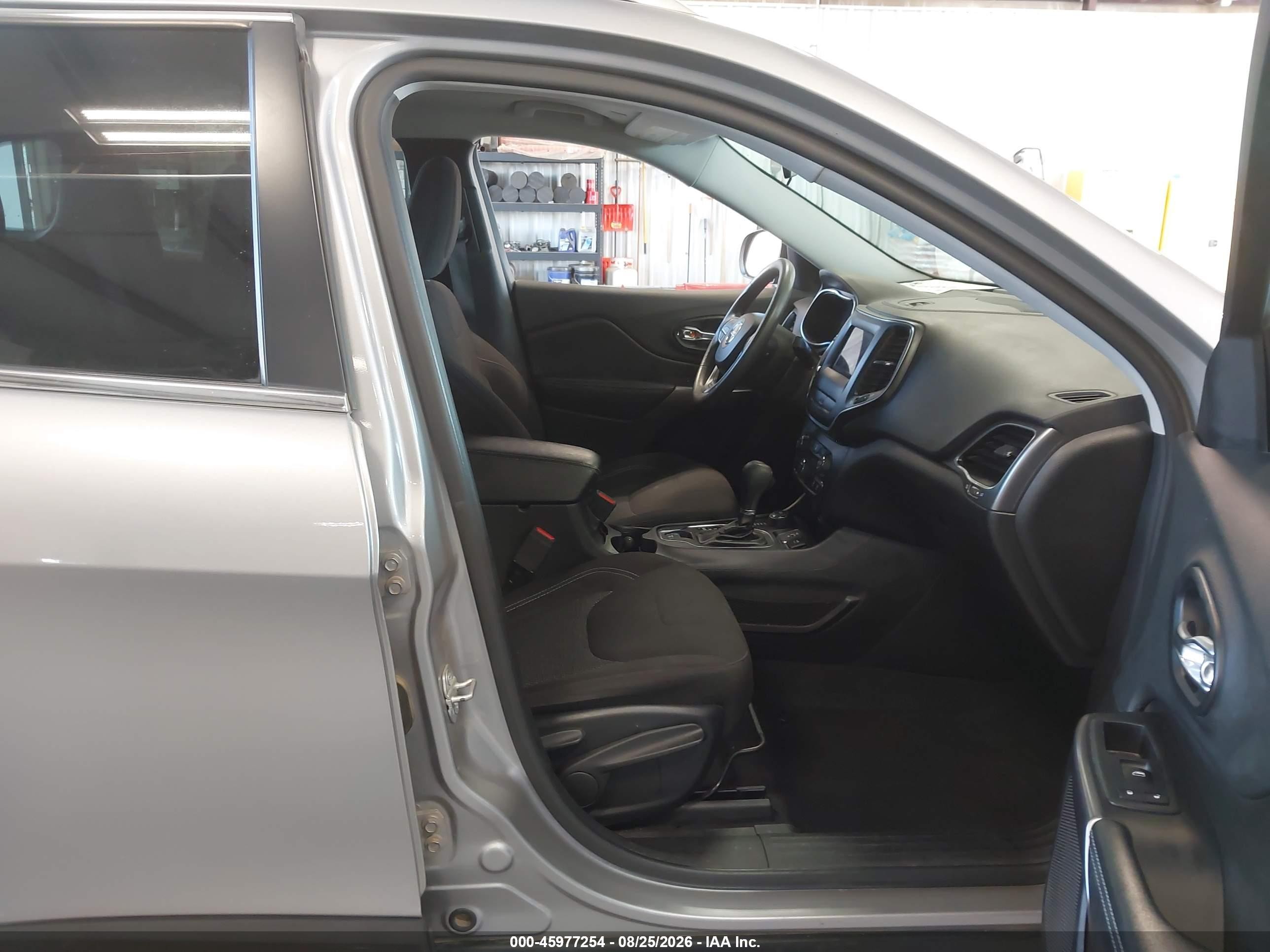 2019 Jeep Cherokee Latitude 4x4 Silver vin: 1C4PJMCB3KD464038