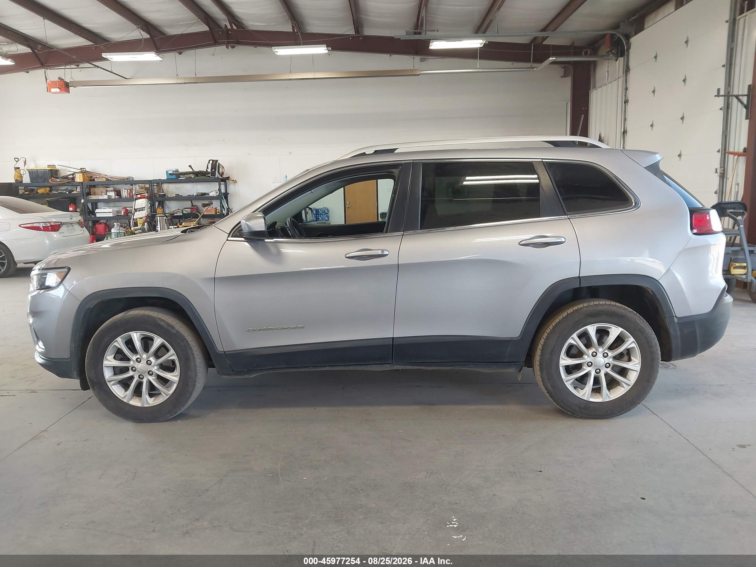2019 Jeep Cherokee Latitude 4x4 Silver vin: 1C4PJMCB3KD464038