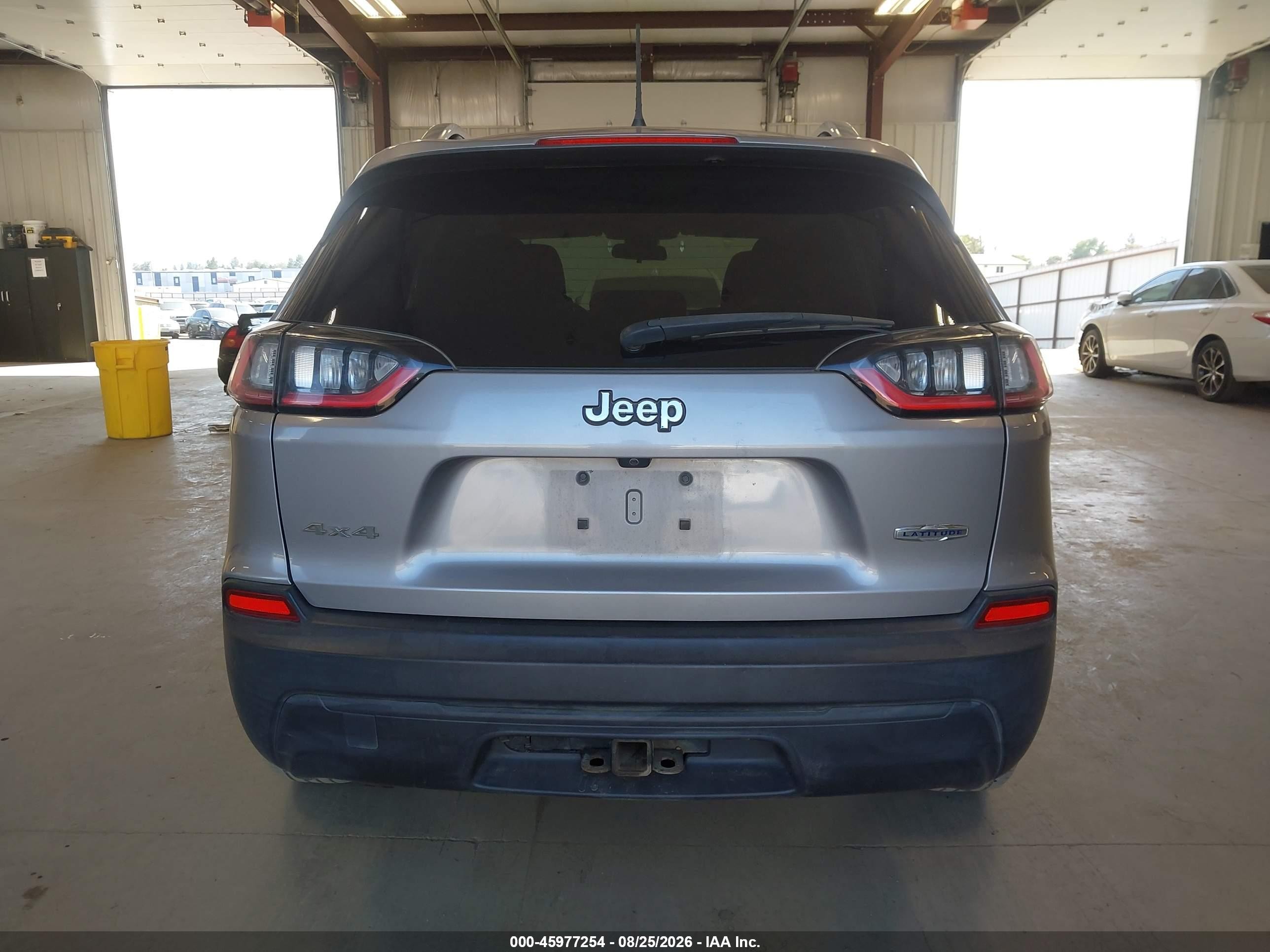 2019 Jeep Cherokee Latitude 4x4 Silver vin: 1C4PJMCB3KD464038