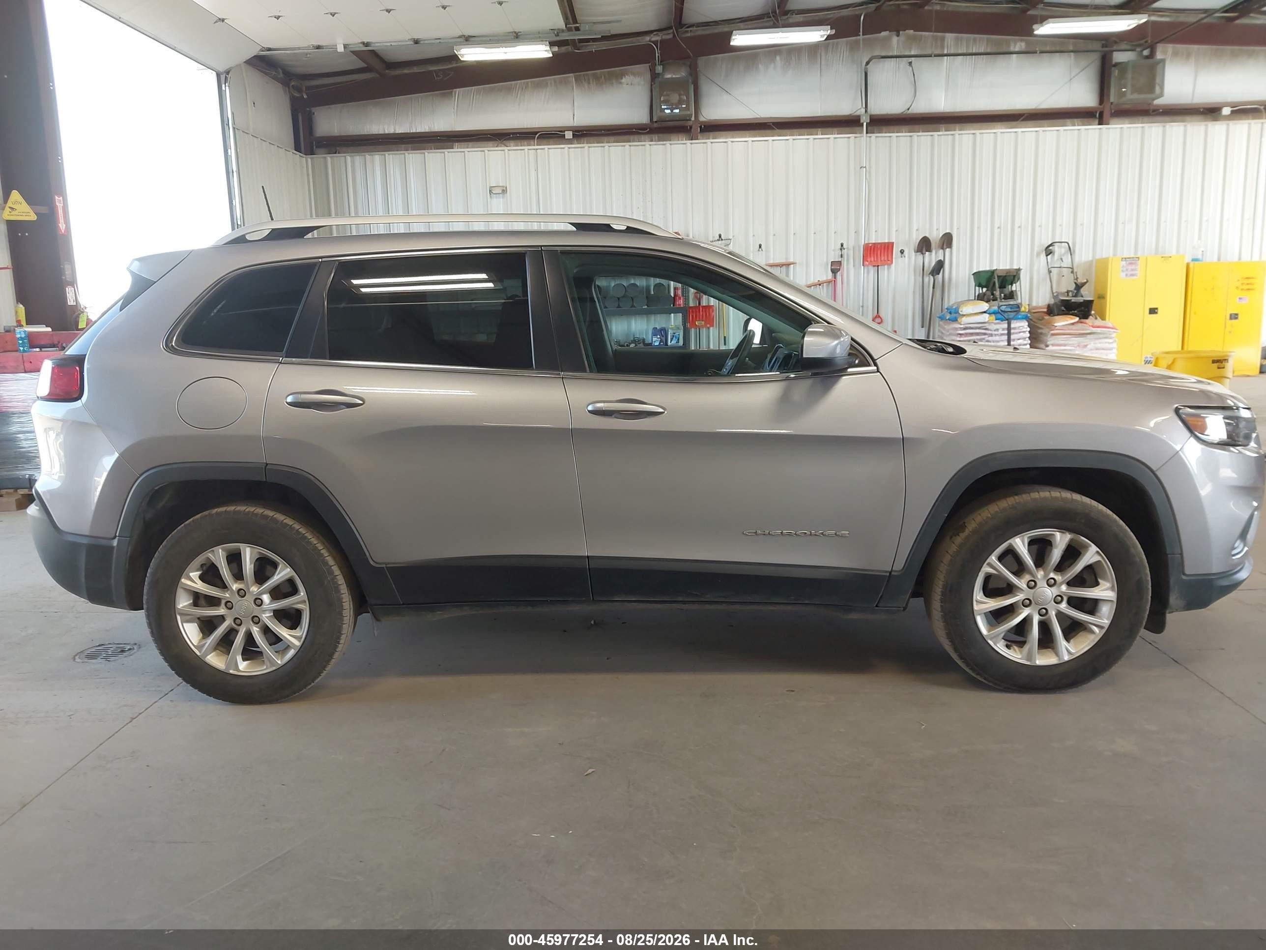 2019 Jeep Cherokee Latitude 4x4 Silver vin: 1C4PJMCB3KD464038