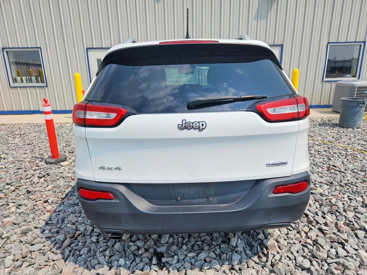 2014 Jeep Cherokee Latitude White vin: 1C4PJMCB4EW169071