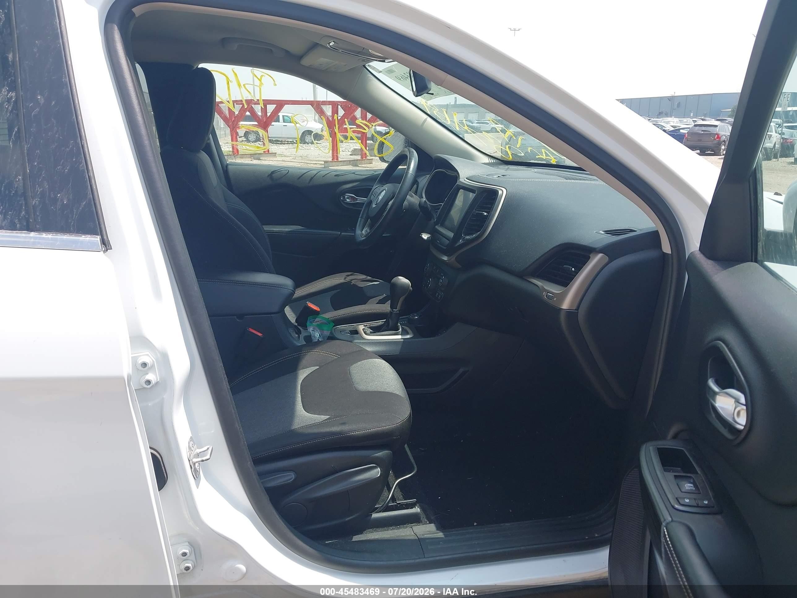 2014 Jeep Cherokee Latitude White vin: 1C4PJMCB4EW200707