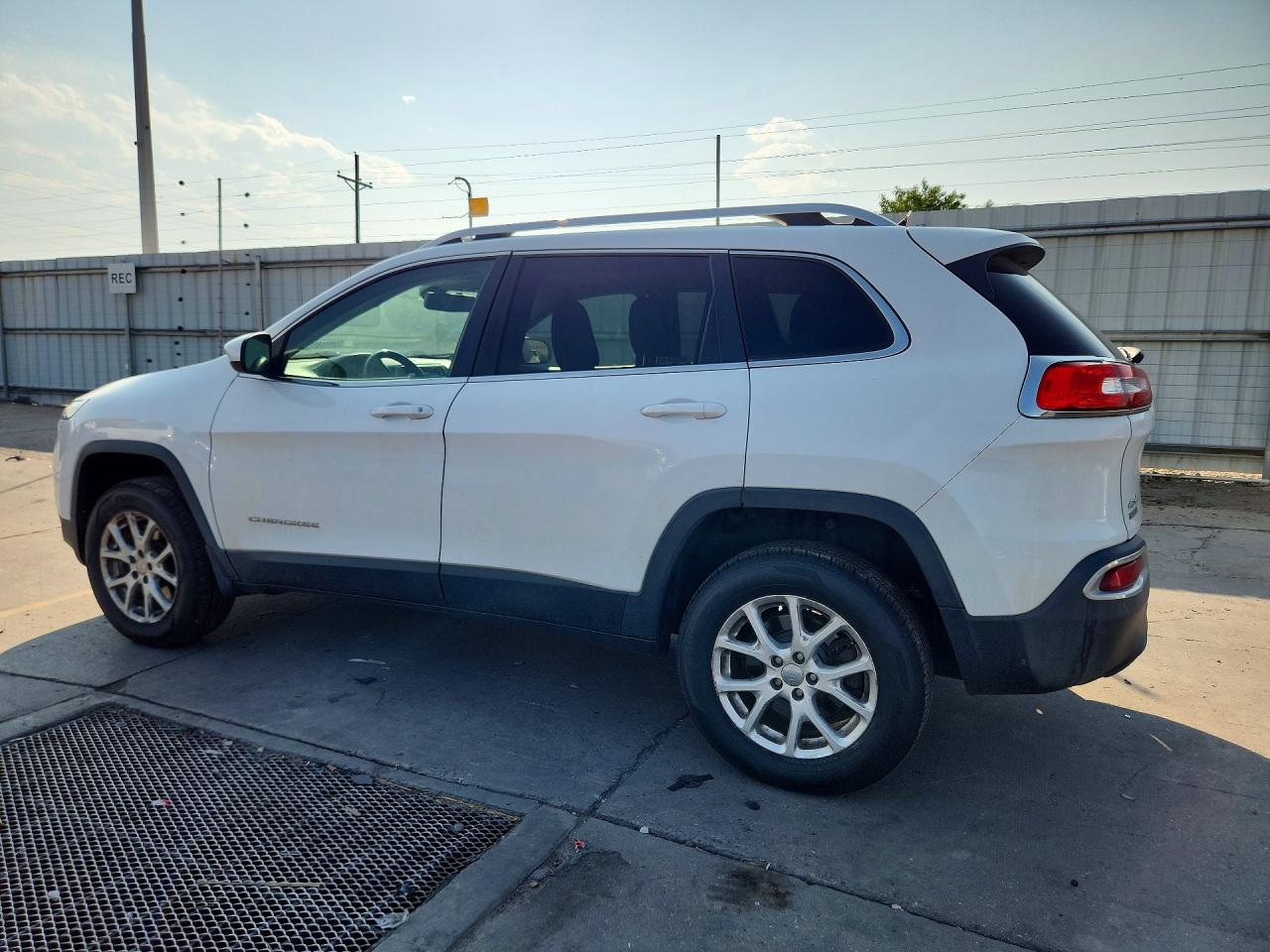 2014 Jeep Cherokee Latitude White vin: 1C4PJMCB4EW224795