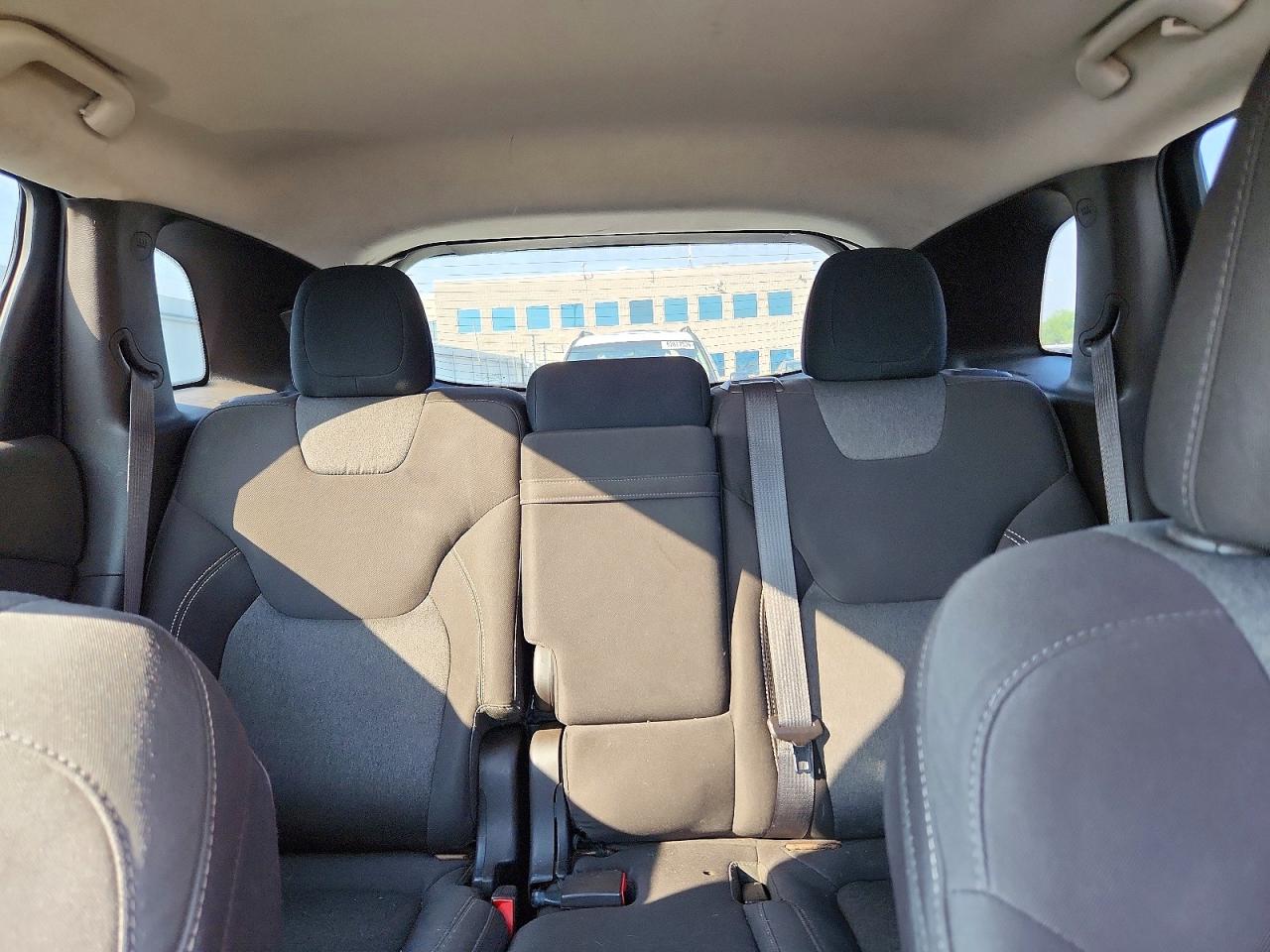 2014 Jeep Cherokee Latitude White vin: 1C4PJMCB4EW224795